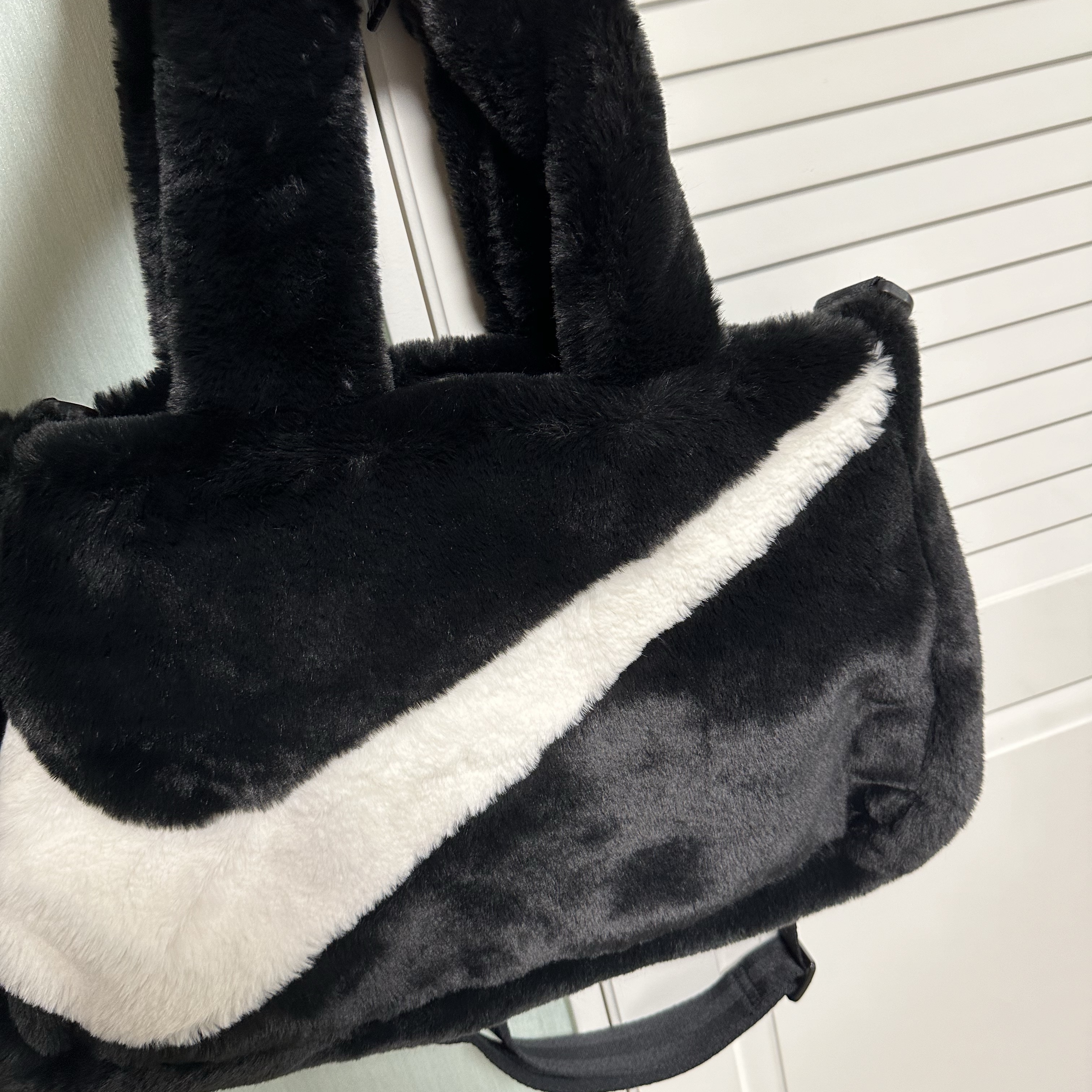 Nike NSW Faux Fur Tote Bag Black 착용 스타일 - 1
