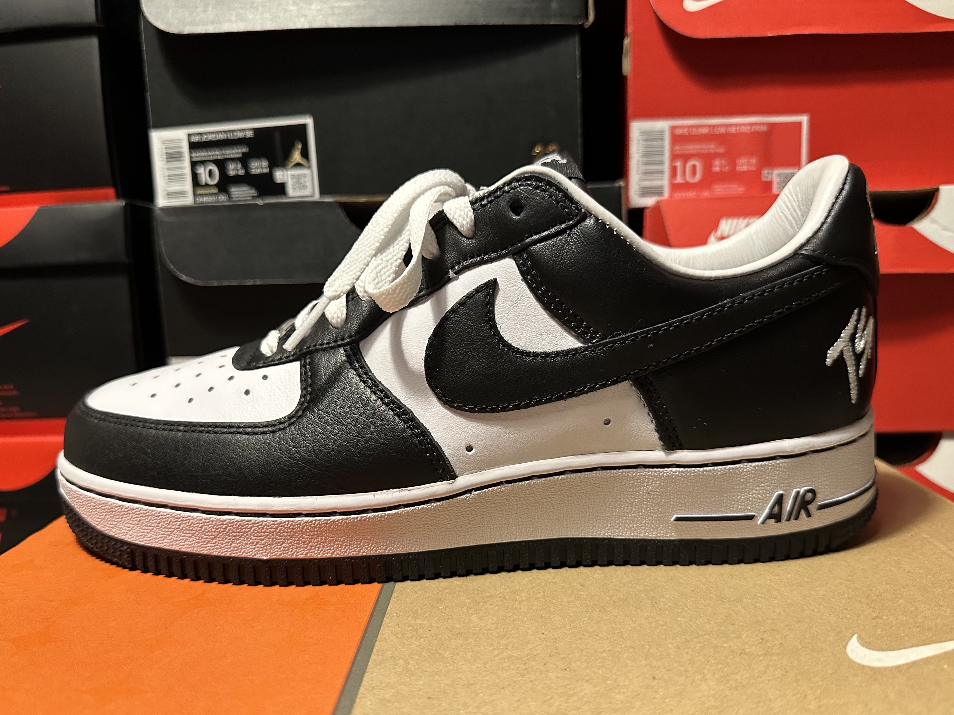 Nike x Terror Squad Air Force 1 Low QS Blackout 착용 스타일 - 5
