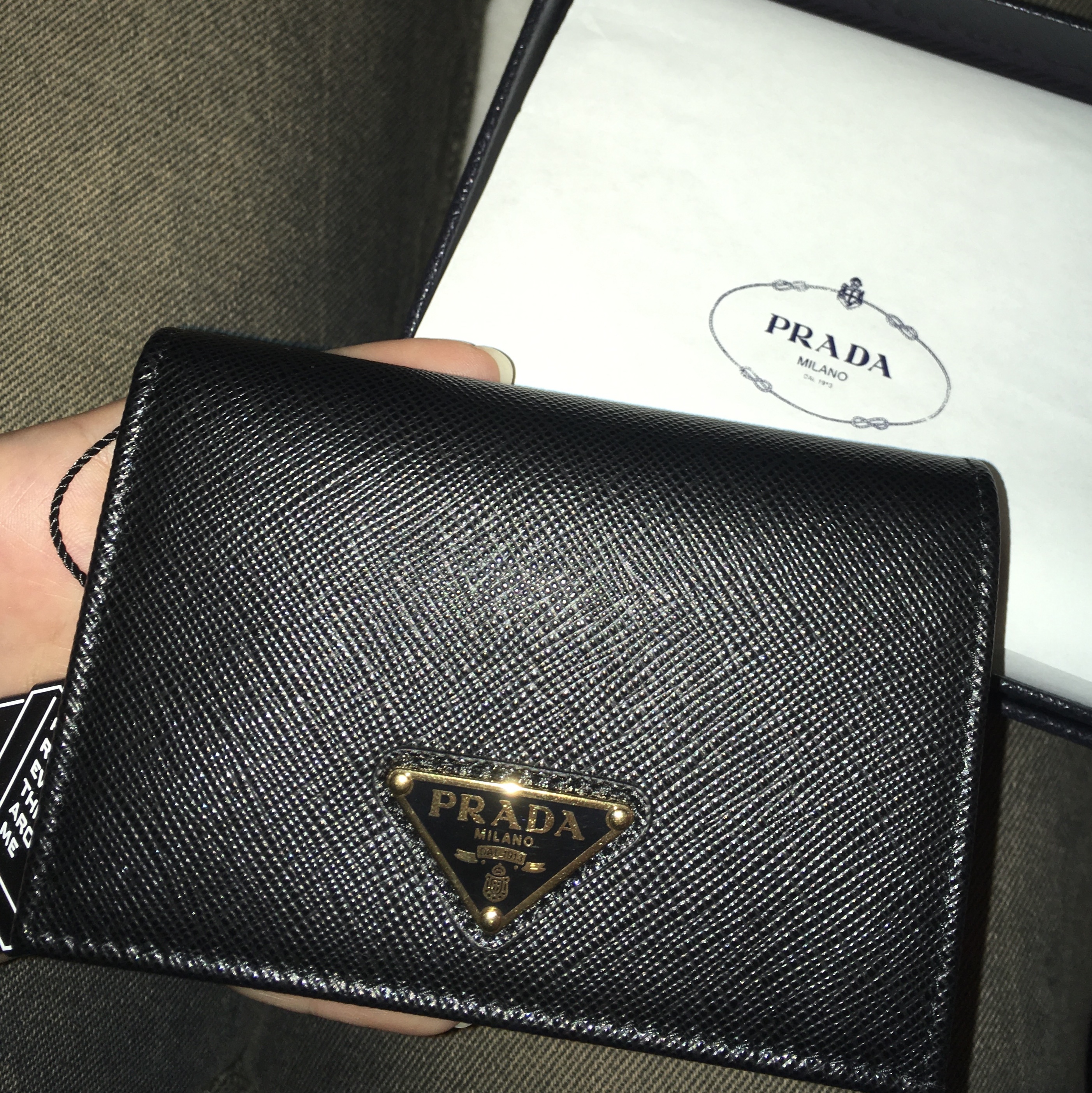 Prada Saffiano Triangle Logo Wallet Black 착용 스타일 - 2