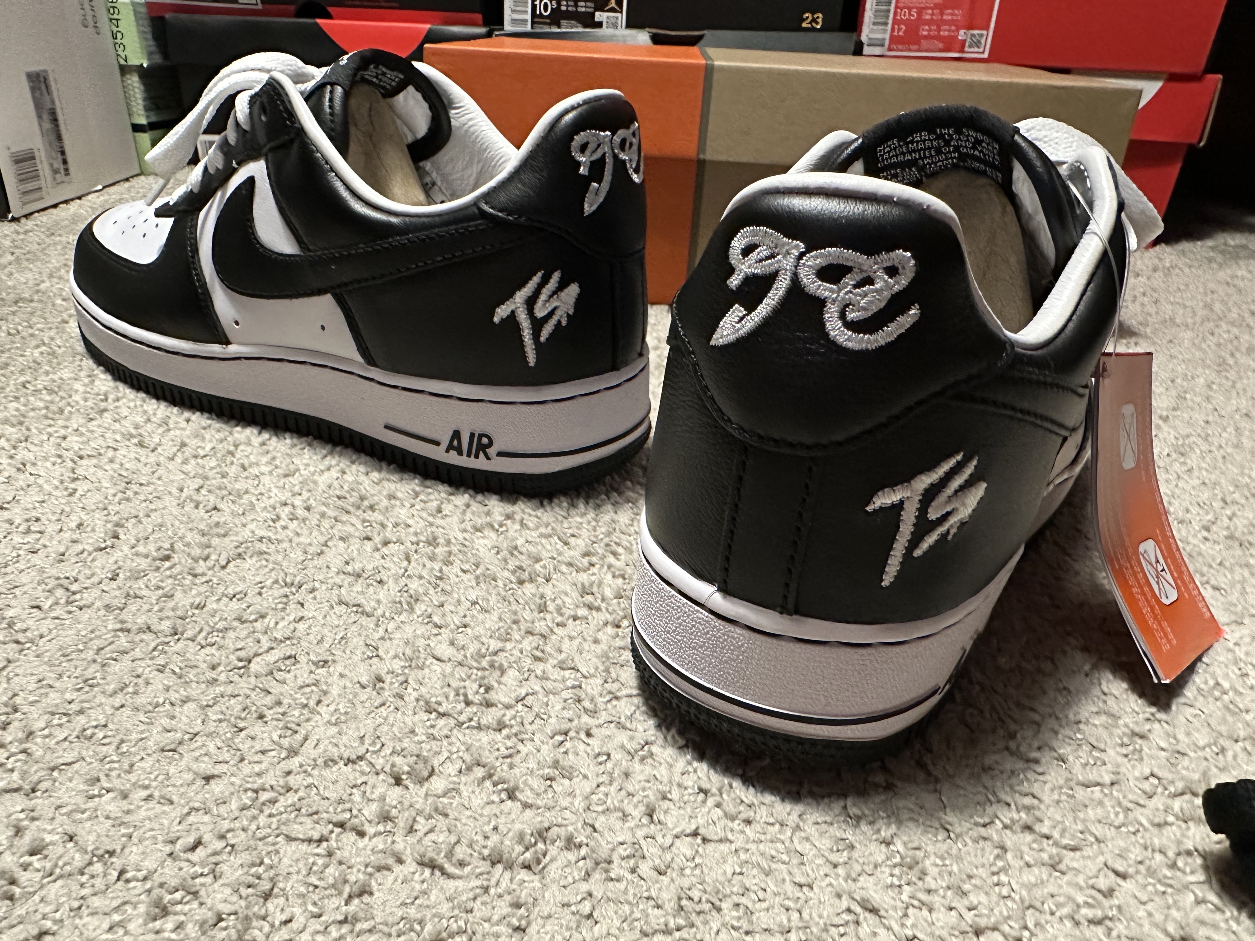 Nike x Terror Squad Air Force 1 Low QS Blackout 착용 스타일 - 3