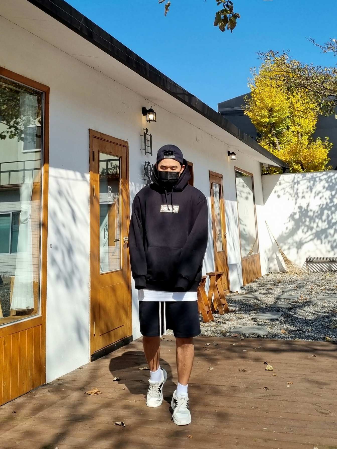 Supreme x Burberry Box Logo Hooded Sweatshirt Black - 22SS, Essentials Distance Sneakers Cream Grey Black 착용 스타일