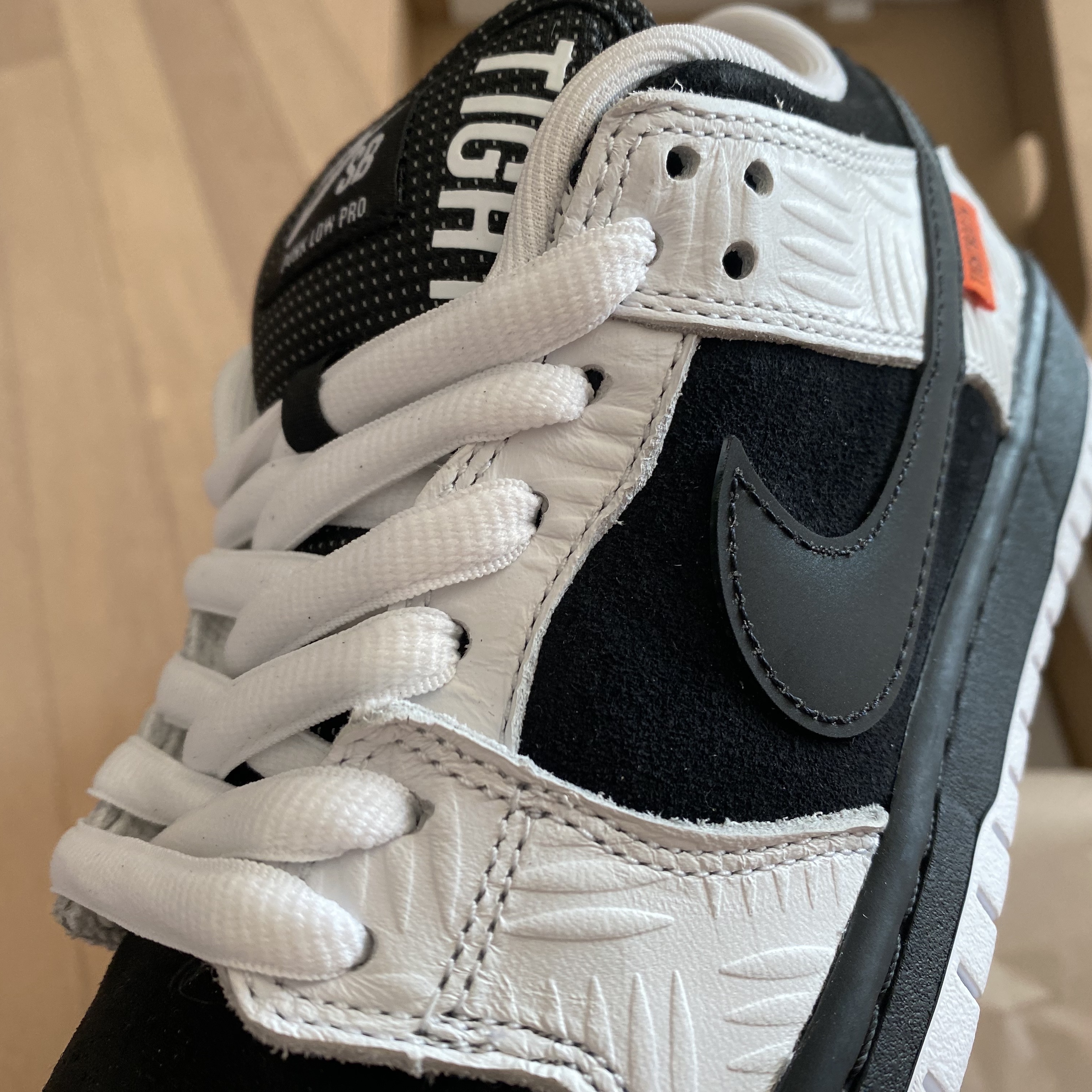Nike x Tightbooth SB Dunk Low Pro Black and White 착용 스타일 - 6