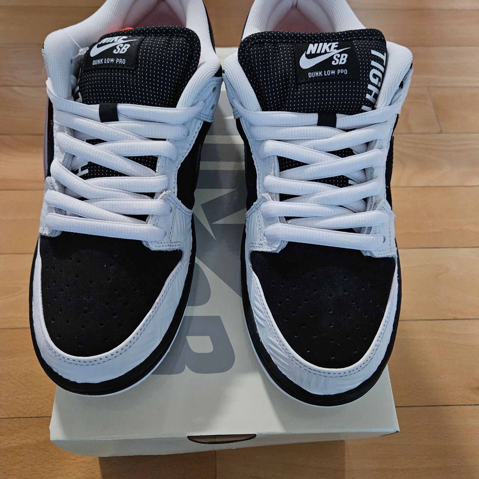Nike x Tightbooth SB Dunk Low Pro Black and White 착용 스타일