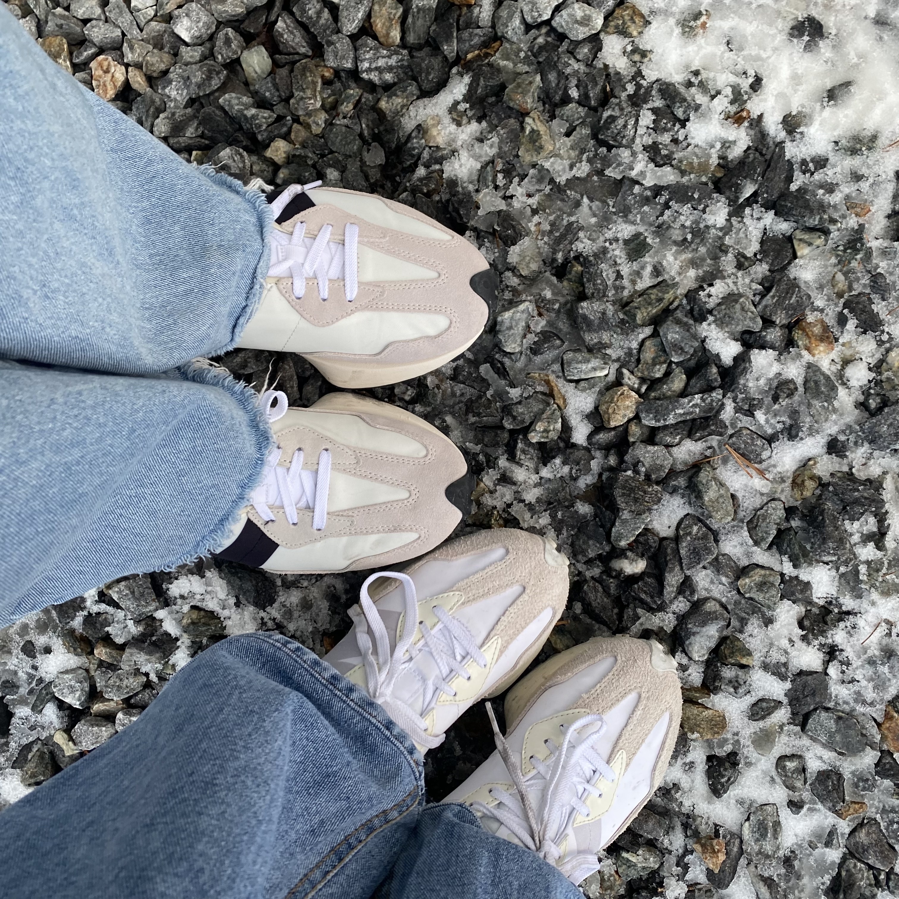 (W) New Balance 327 White Moonbeam, New Balance 327 White Black 착용 스타일 - 1