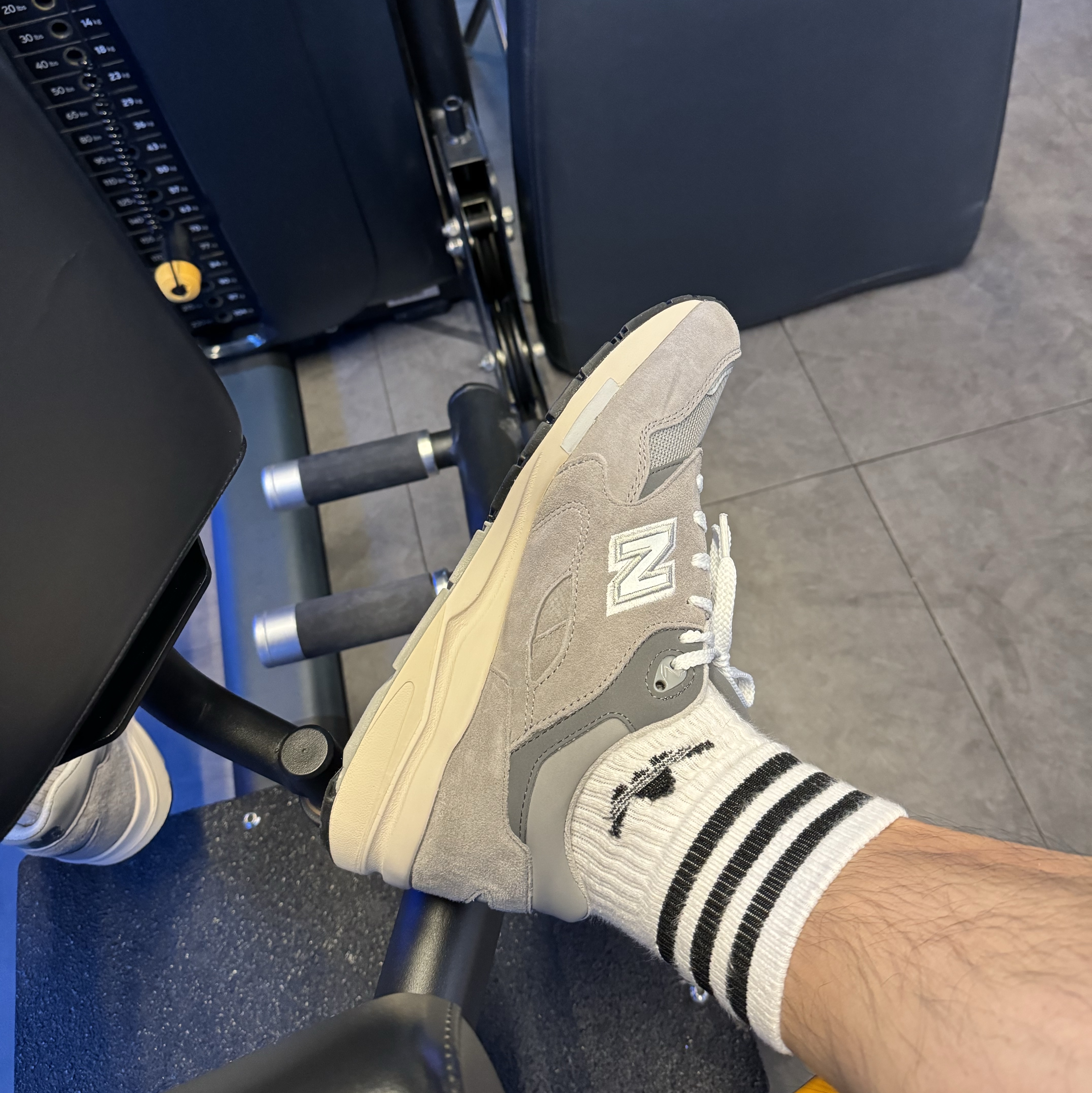 New Balance 1600 Gray 착용 스타일 - 1