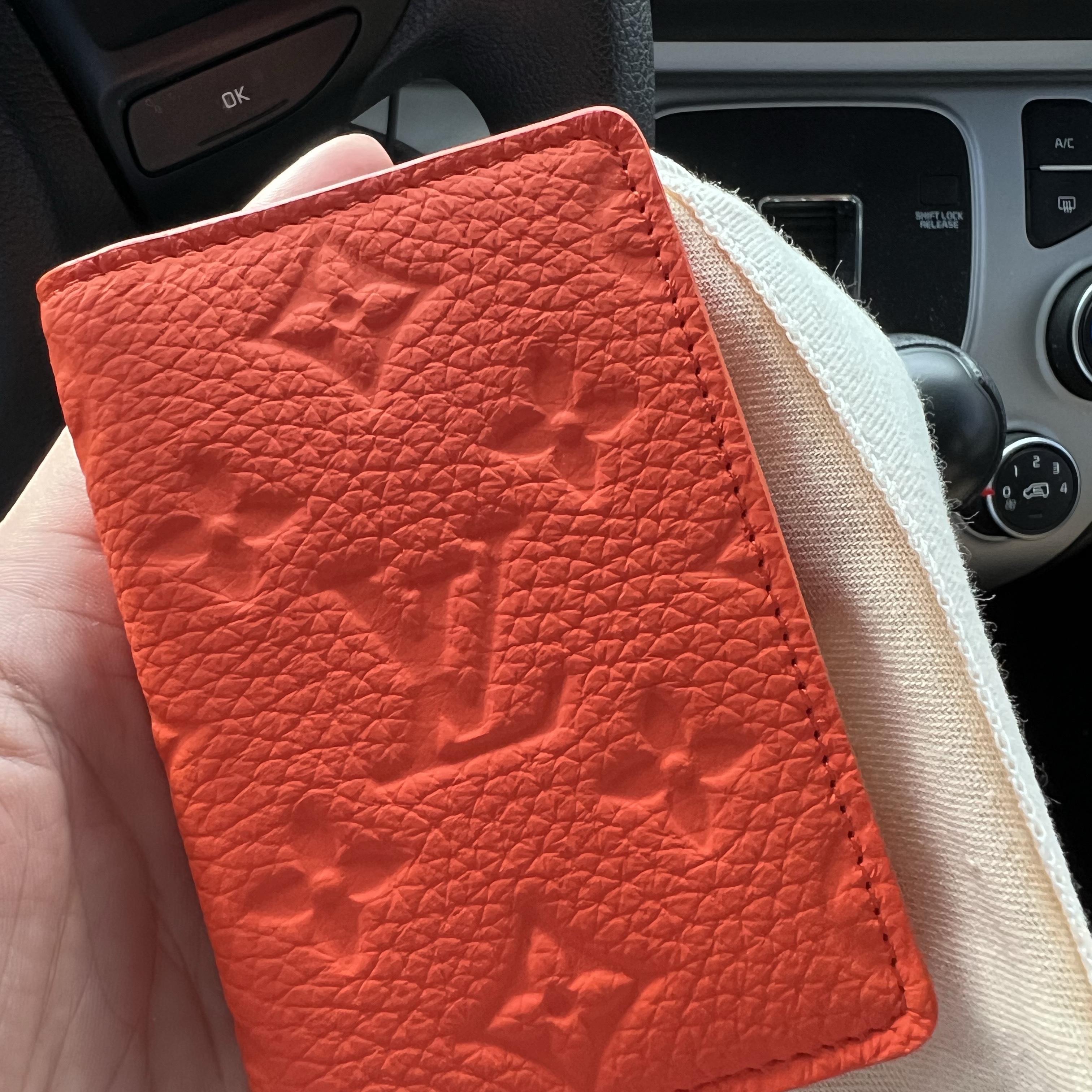 Louis Vuitton Pocket Organizer Monogram Orange 착용 스타일 - 2