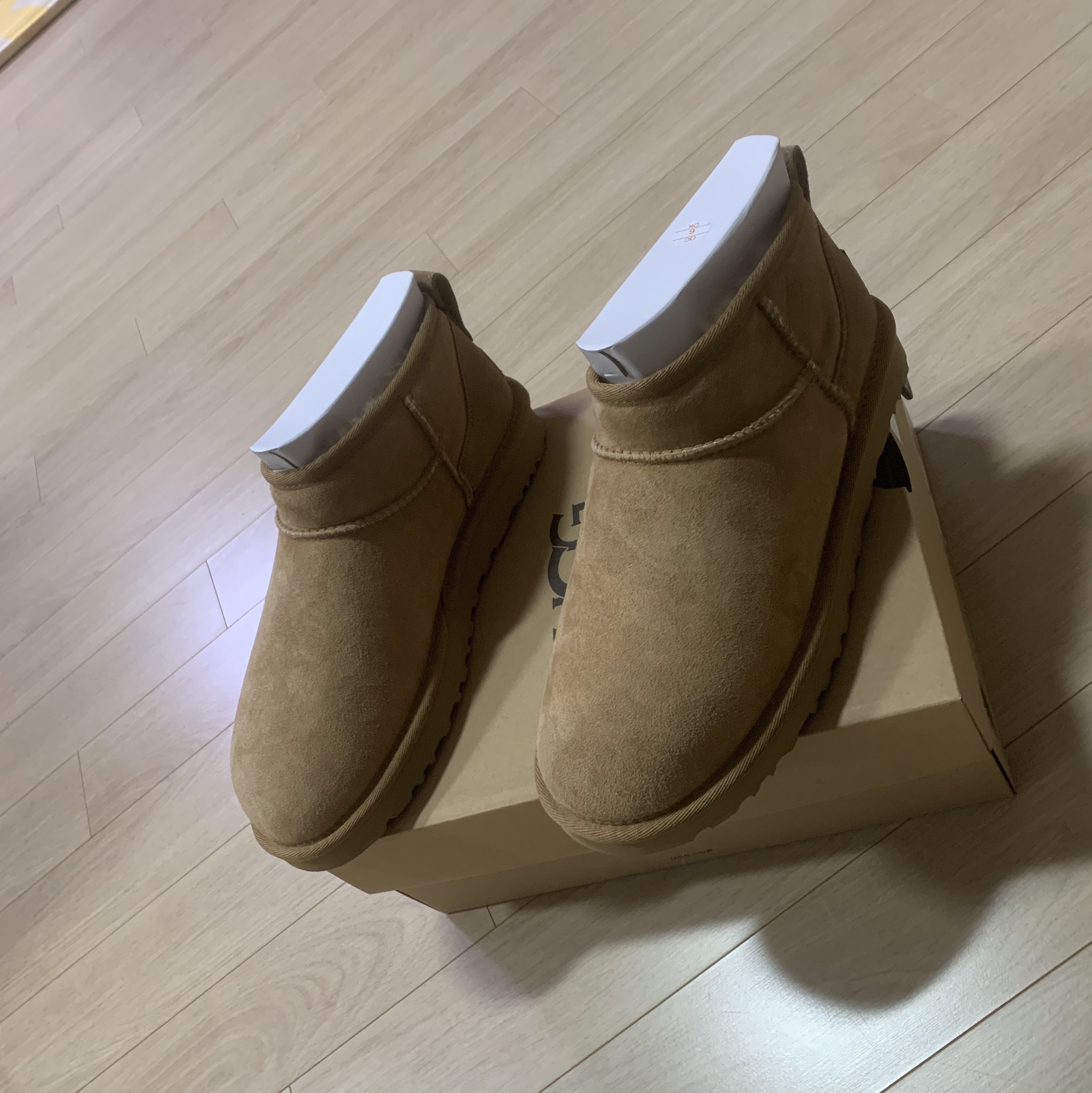 (W) UGG Classic Ultra Mini Boots Chestnut 착용 스타일 - 2