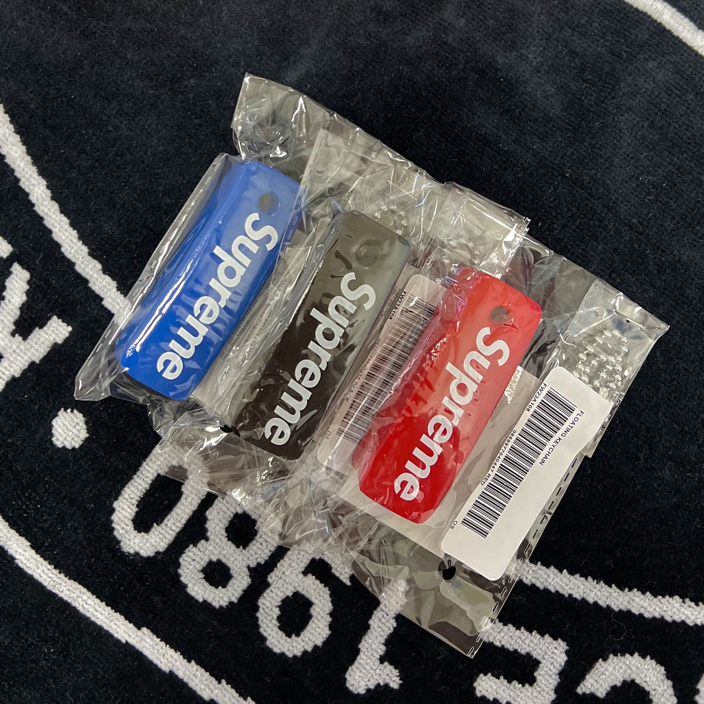 Supreme Satin Applique Hooded Sweatshirt Washed Navy - 23FW, Supreme Raised Script Hooded Sweatshirt Black - 23FW 착용 스타일 - 5