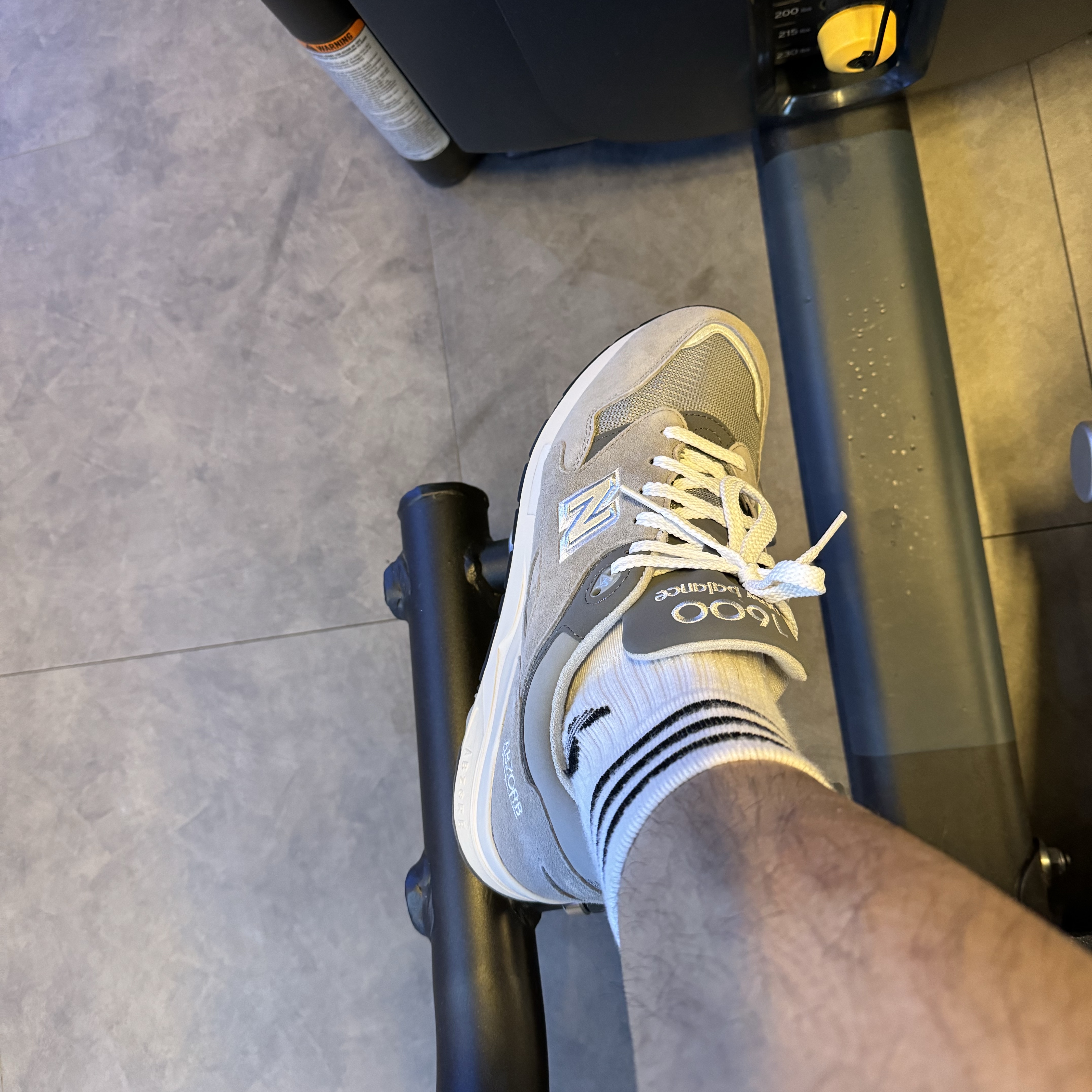 New Balance 1600 Gray 착용 스타일 - 2