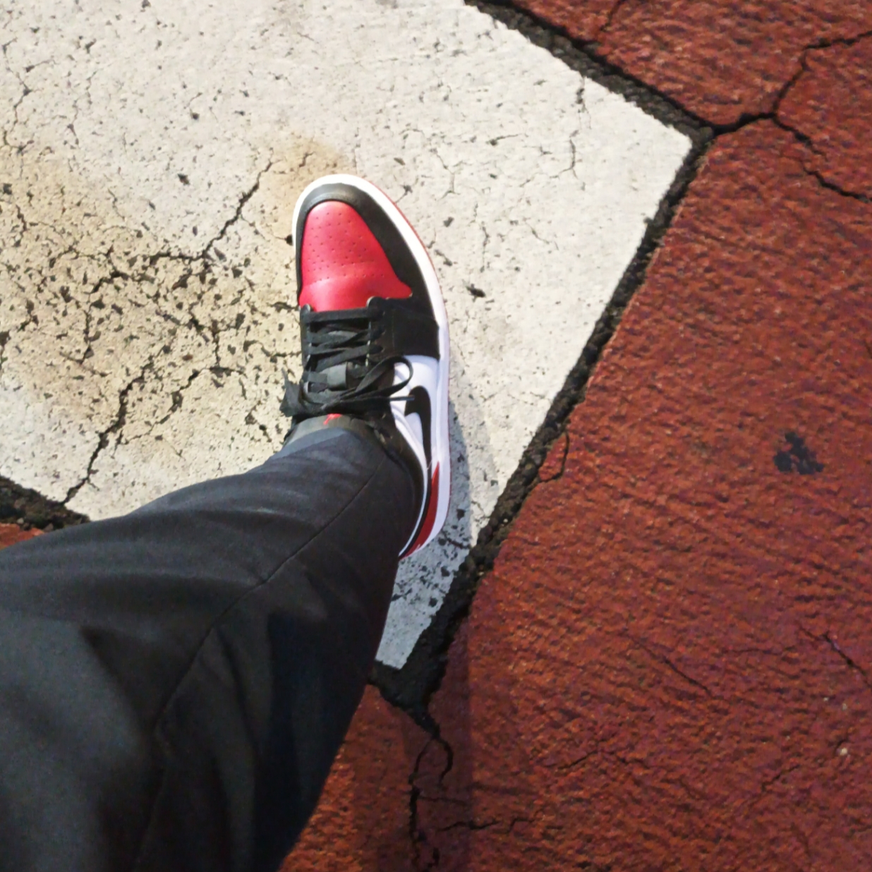 Jordan 1 Low White Varsity Red 착용 스타일 - 1