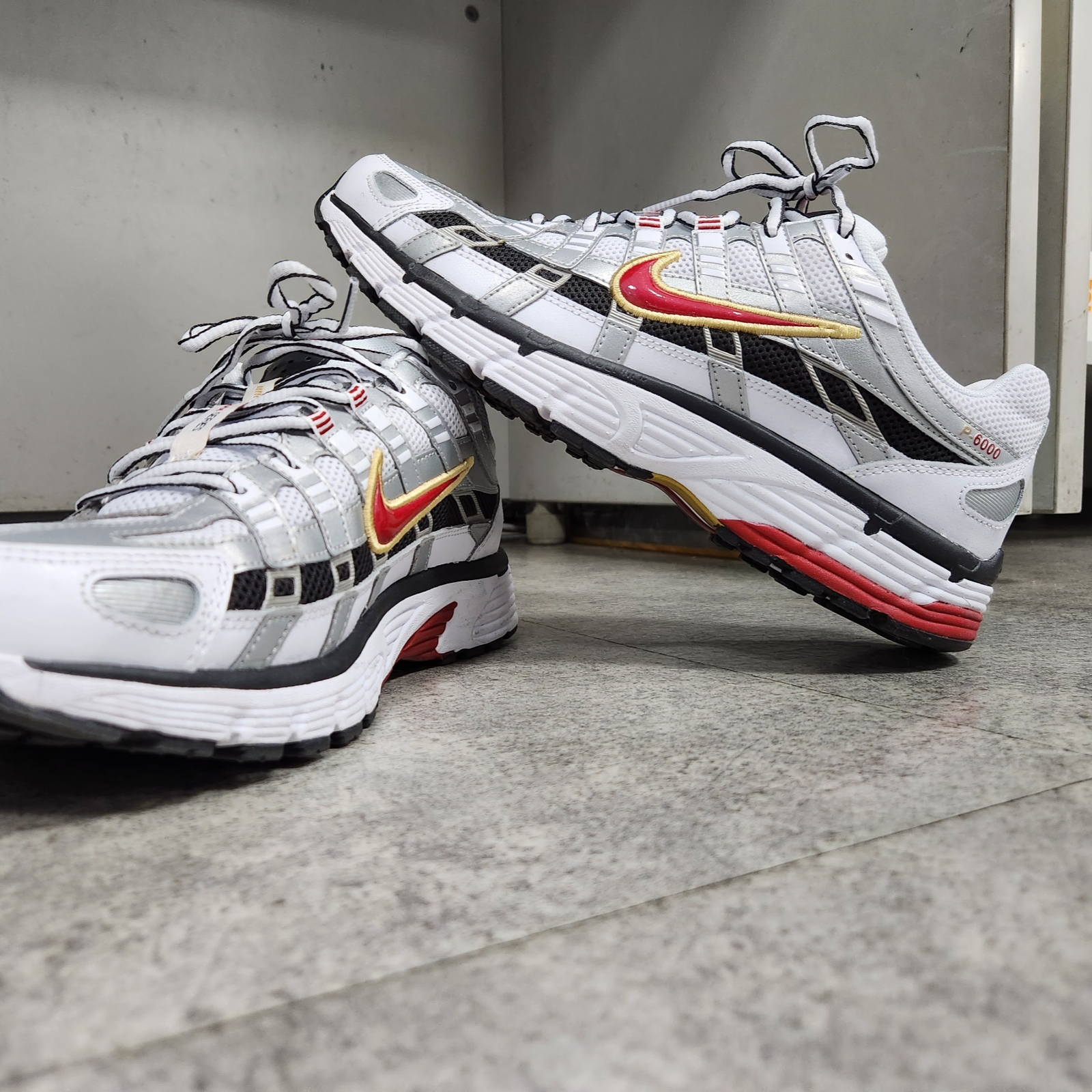 (W) Nike P-6000 Metallic Silver Red 착용 스타일 - 2