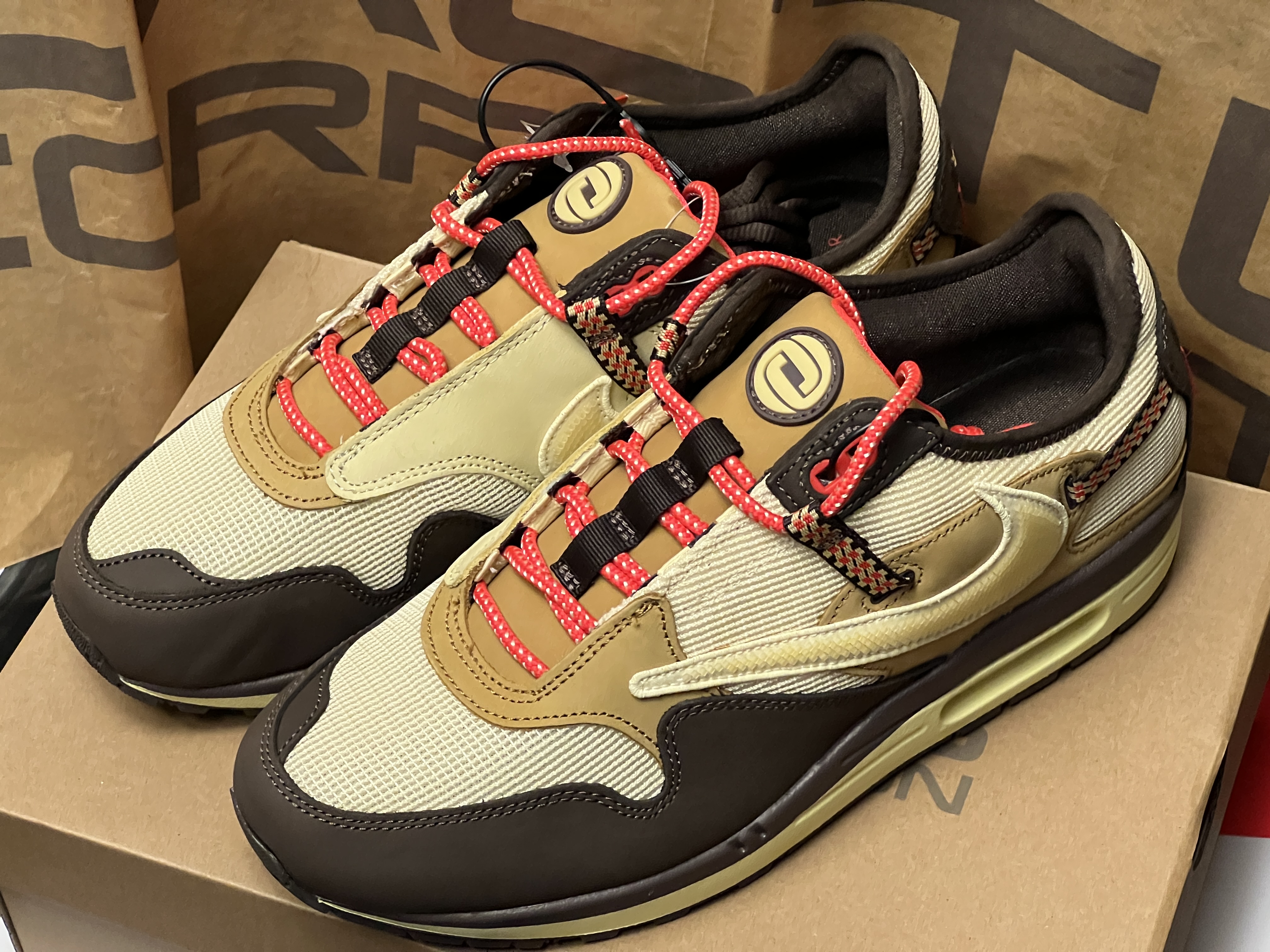 Nike x Travis Scott Air Max 1 Cact.us Brown 착용 스타일