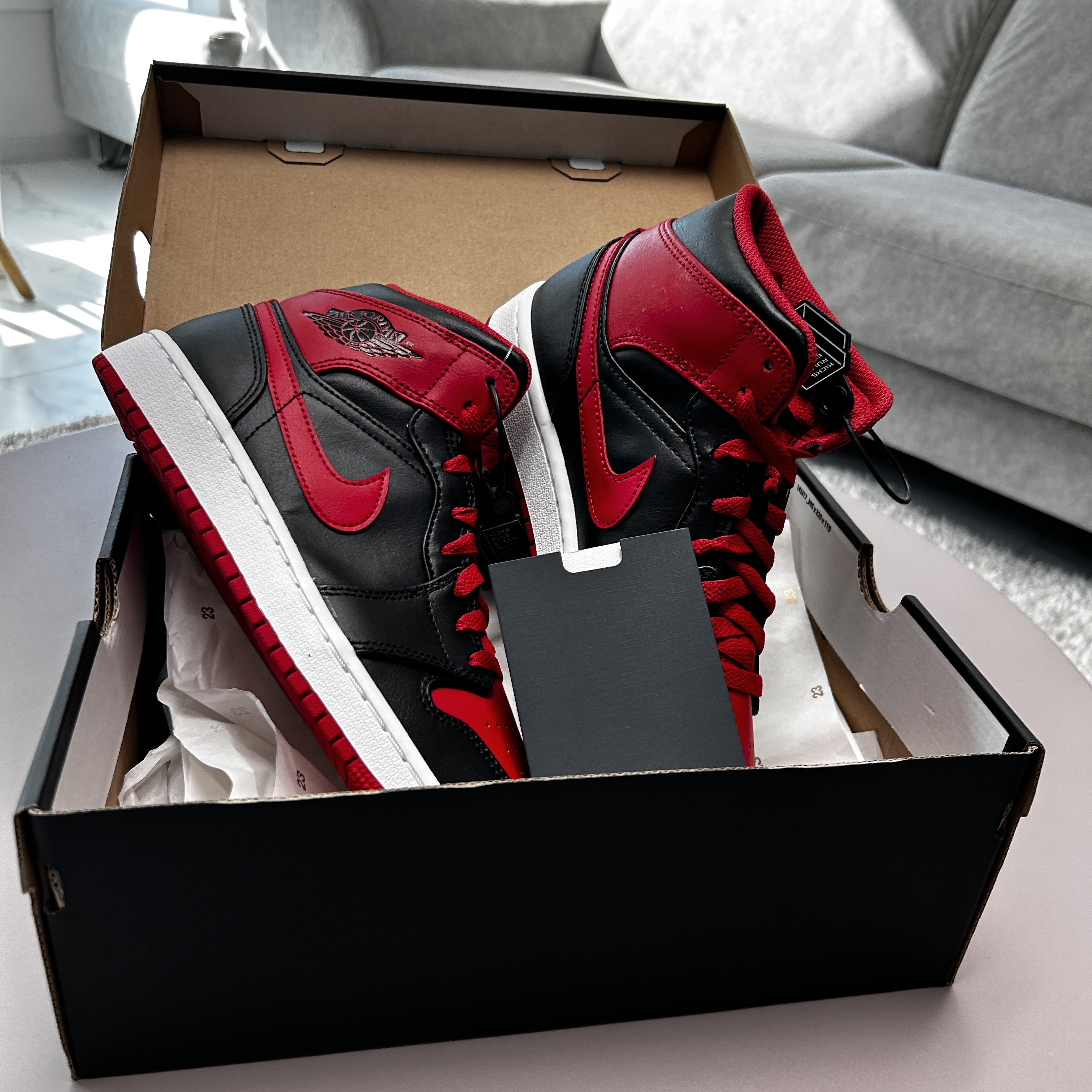 Jordan 1 Mid Black Fire Red 착용 스타일 - 2