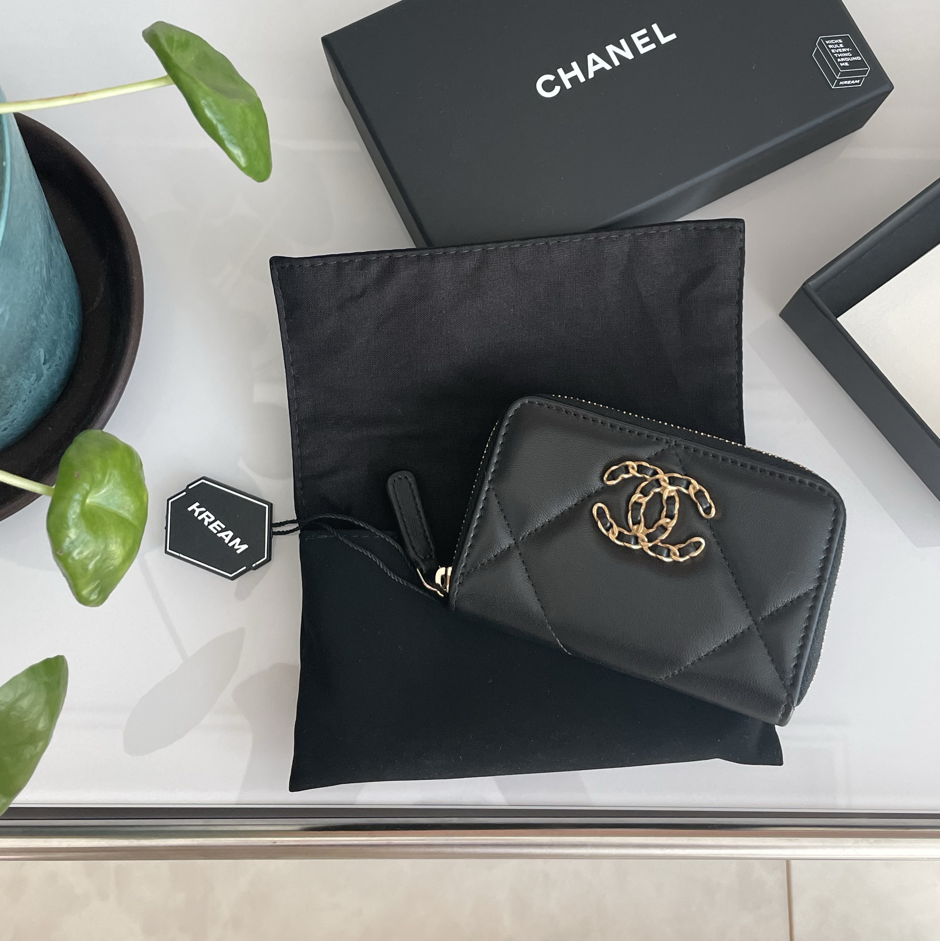 Chanel 19 Zipped Coin Purse Lambskin & Gold Black 착용 스타일