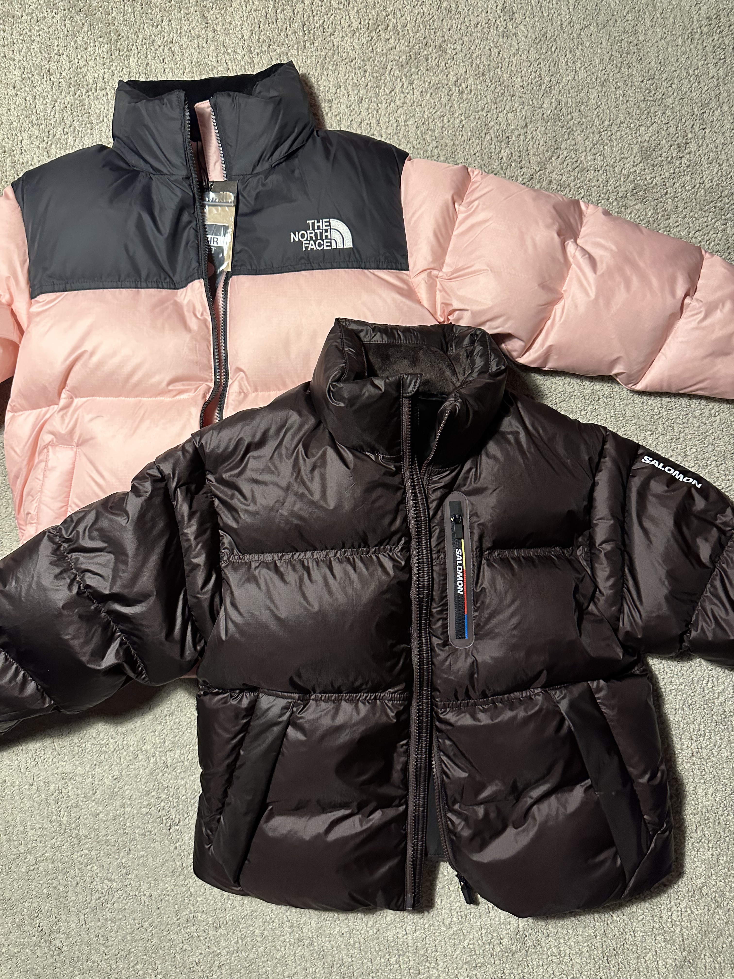 (W) Salomon Contour Down Jacket Chocolate, (W) The North Face Nuptse Short Jacket Pastel Pink 착용 스타일 - 1