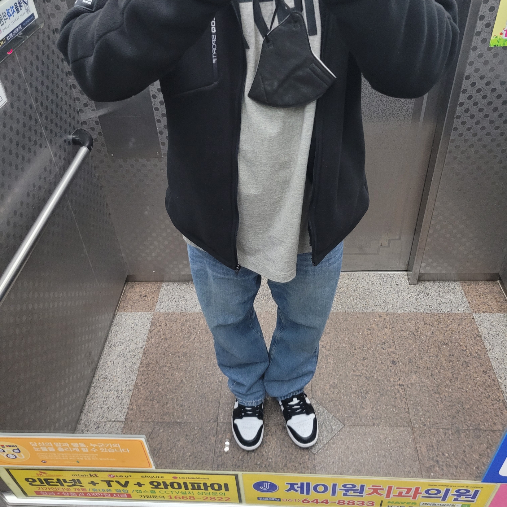 Essentials 1977 Long Sleeve T-Shirt Dark Oatmeal - 22SS, (W) Jordan 1 Low Black and White 착용 스타일