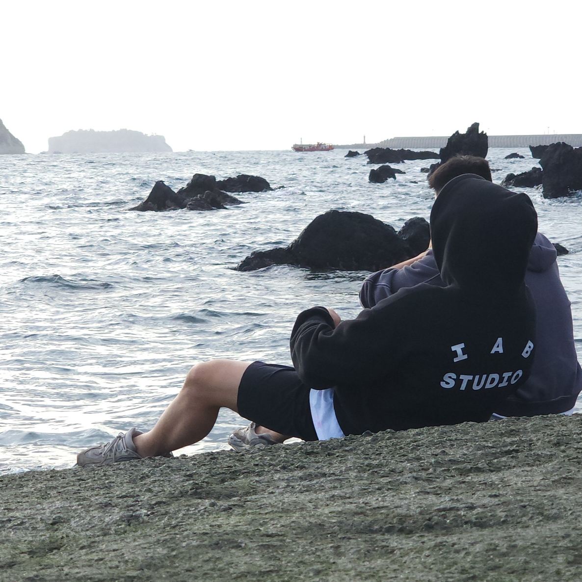 IAB Studio Hoodie Black White 착용 스타일 - 2