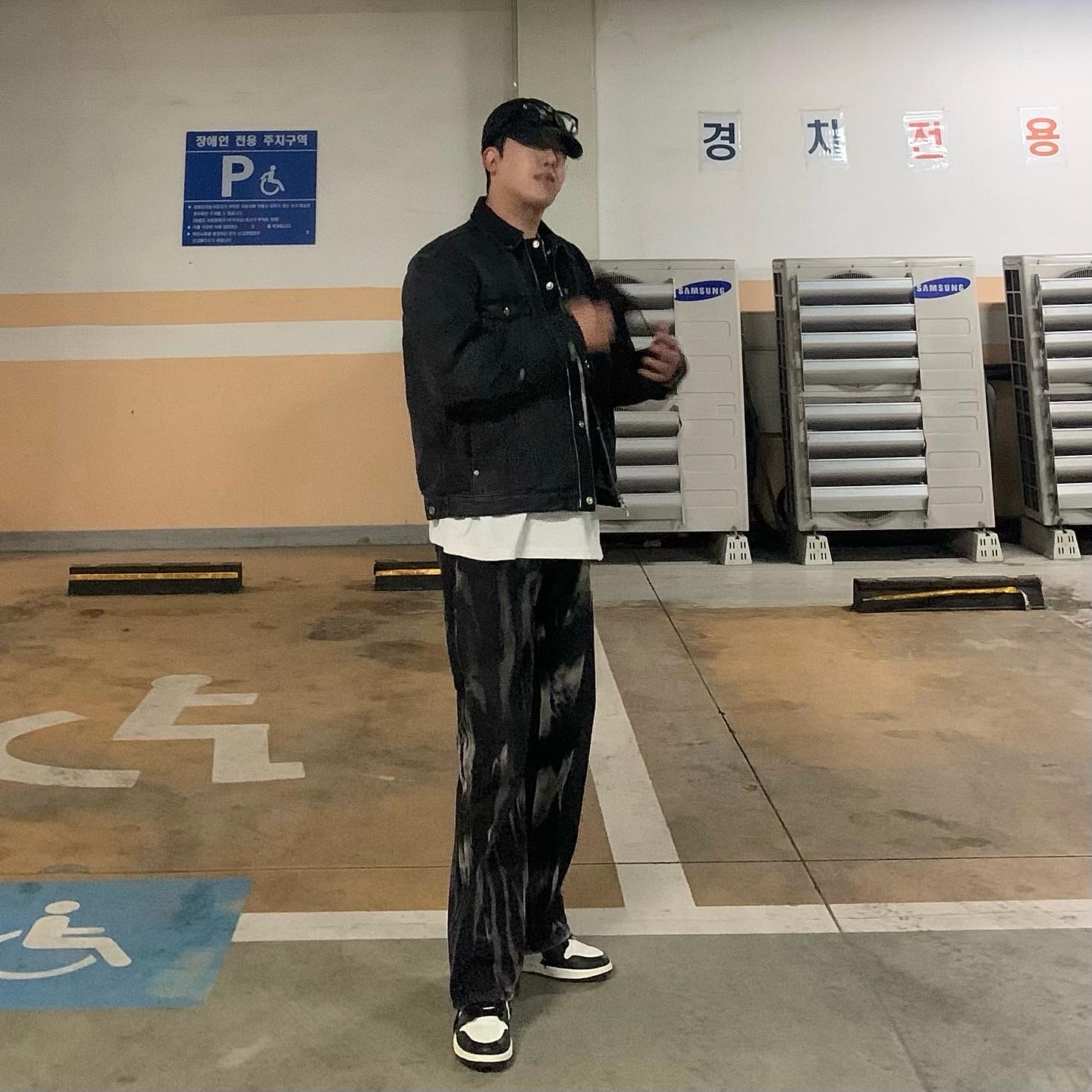 Jordan 1 Retro High OG Black Mocha 착용 스타일 - 2