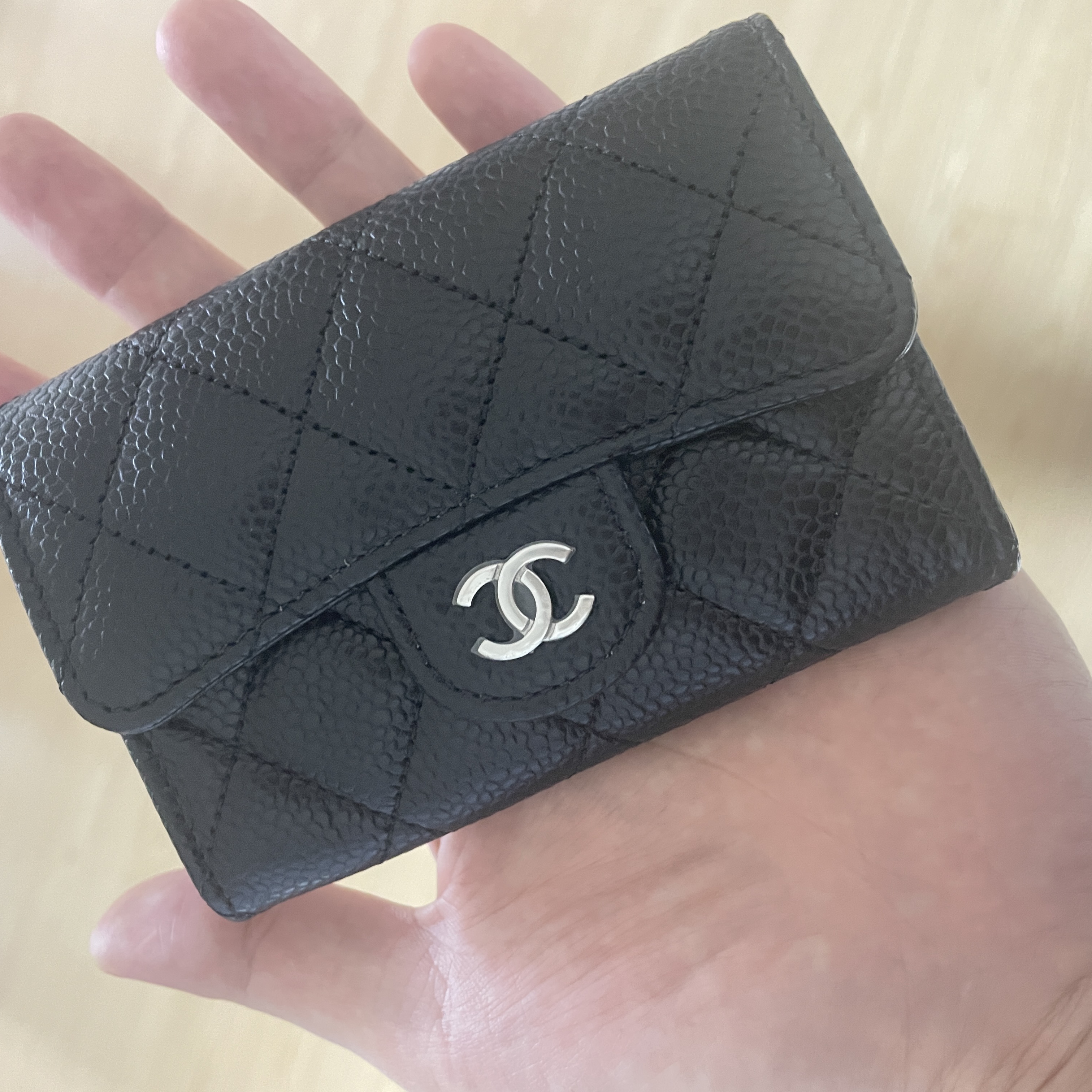 Chanel Classic Card Holder Grained Calfskin & Silver Black 착용 스타일 - 1