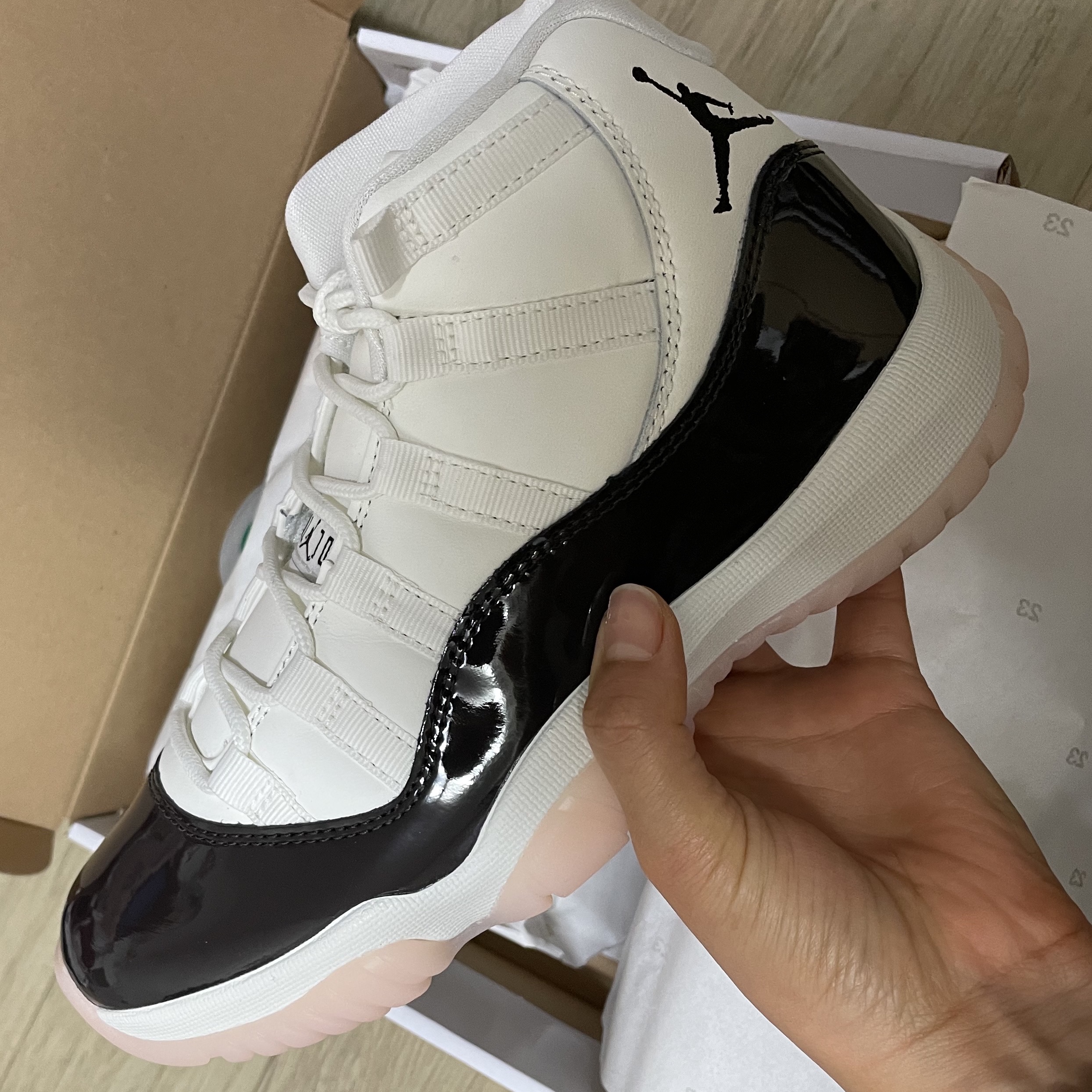 (W) Jordan 11 Retro Neapolitan 착용 스타일 - 4