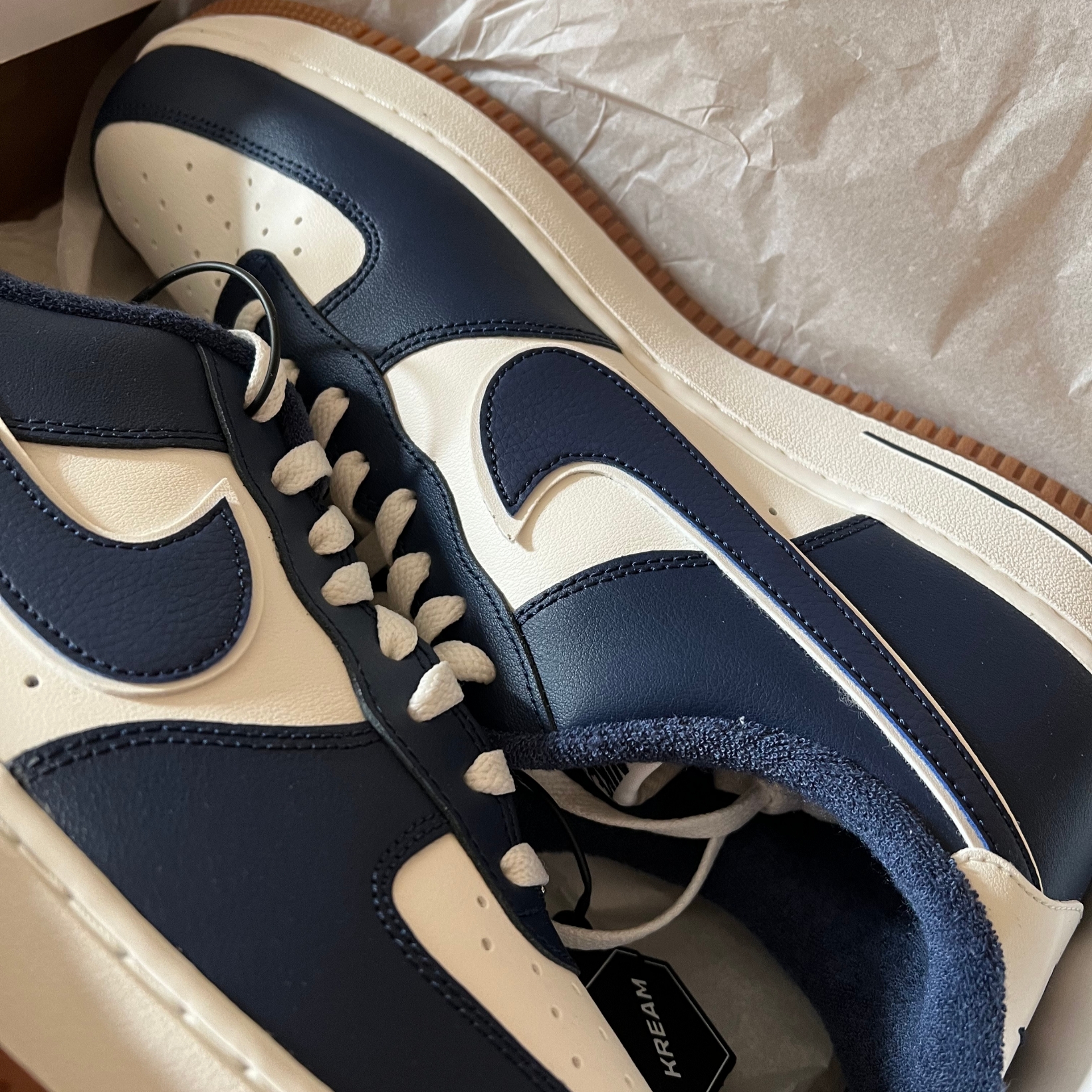 Nike Air Force 1 '07 LV8 Midnight Navy 착용 스타일 - 1