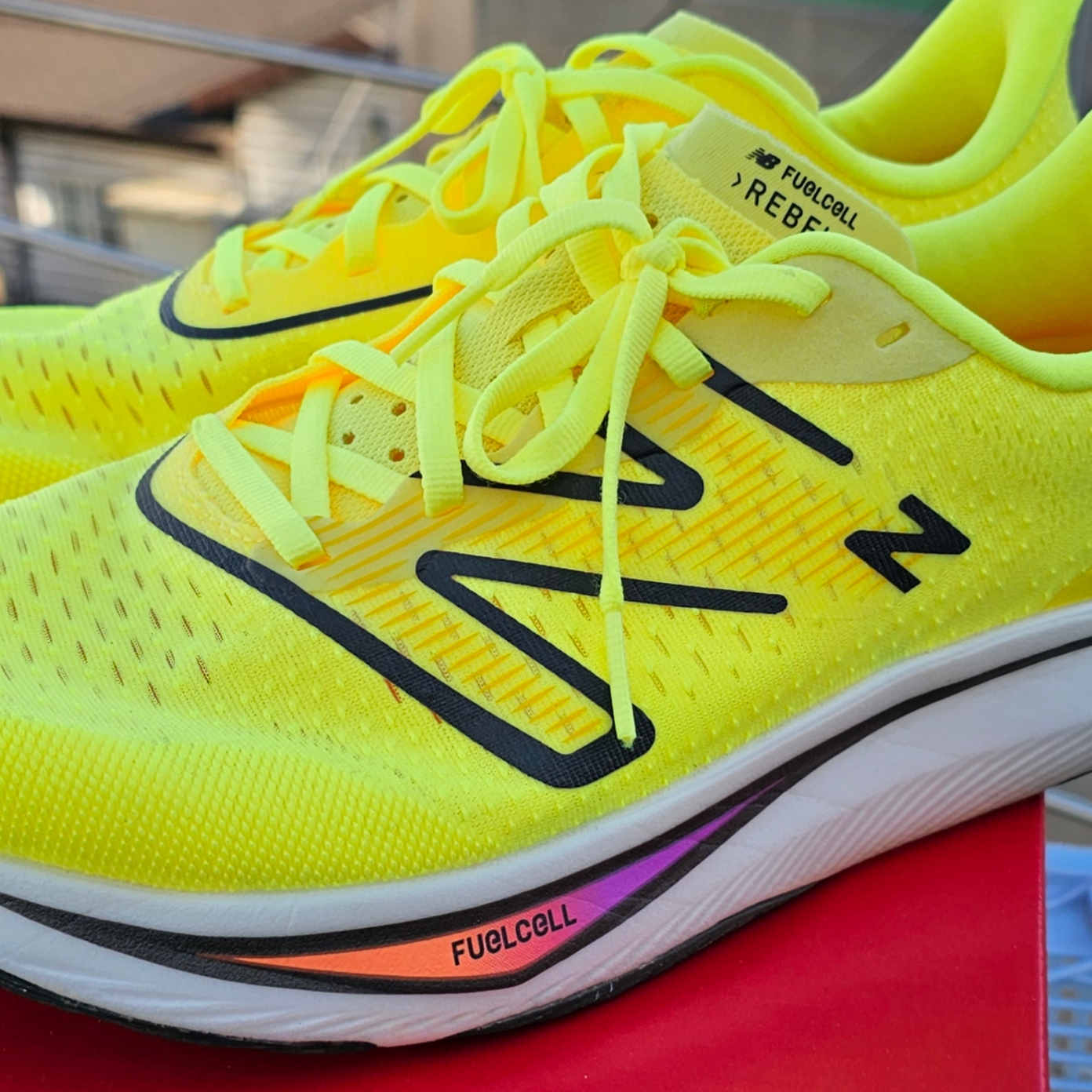 New Balance Fuelcell Rebel v3 Yellow - 2E Wide 착용 스타일 - 1