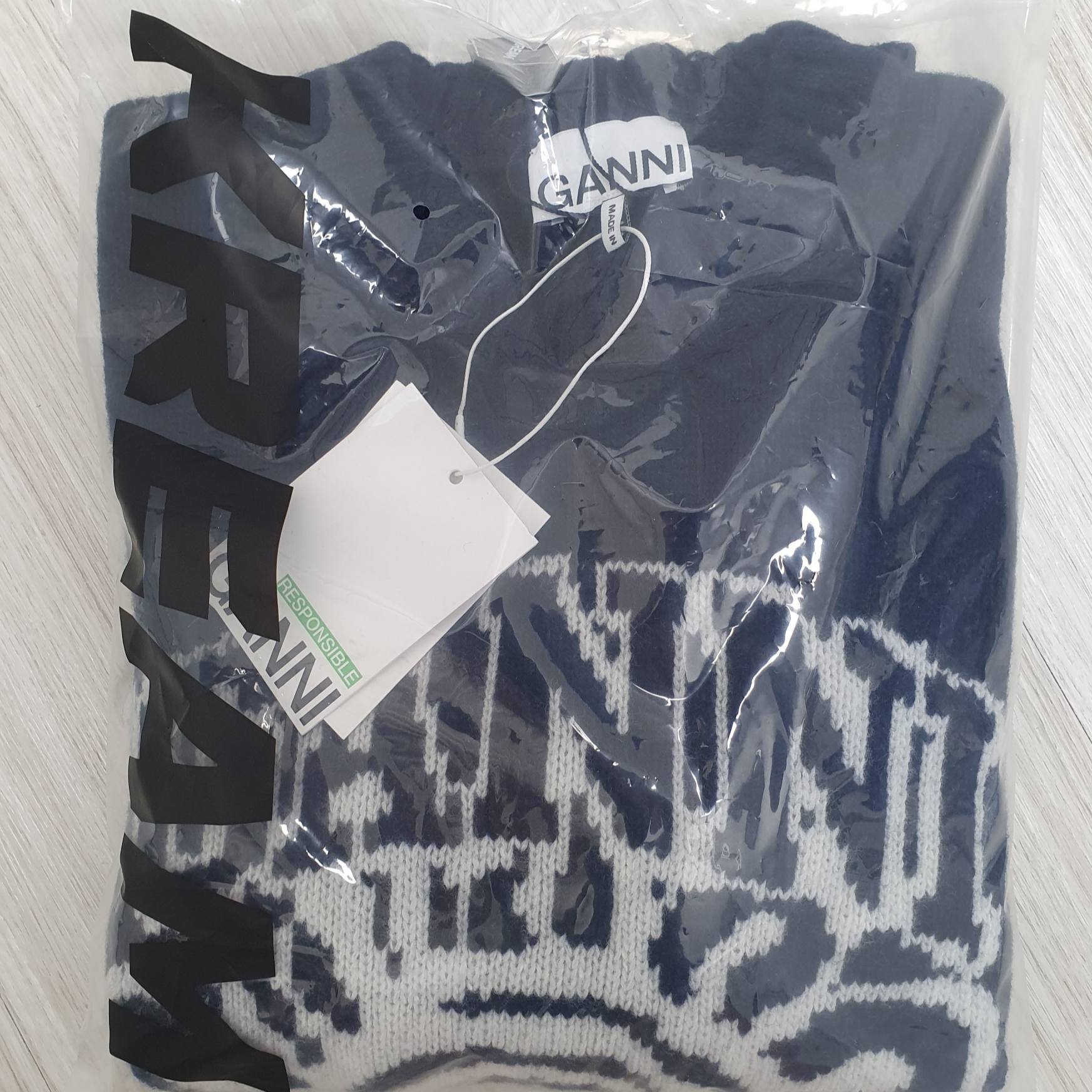 (W) Ganni Blue Flower Graphic O-Neck Pullover Sky Captain 착용 스타일