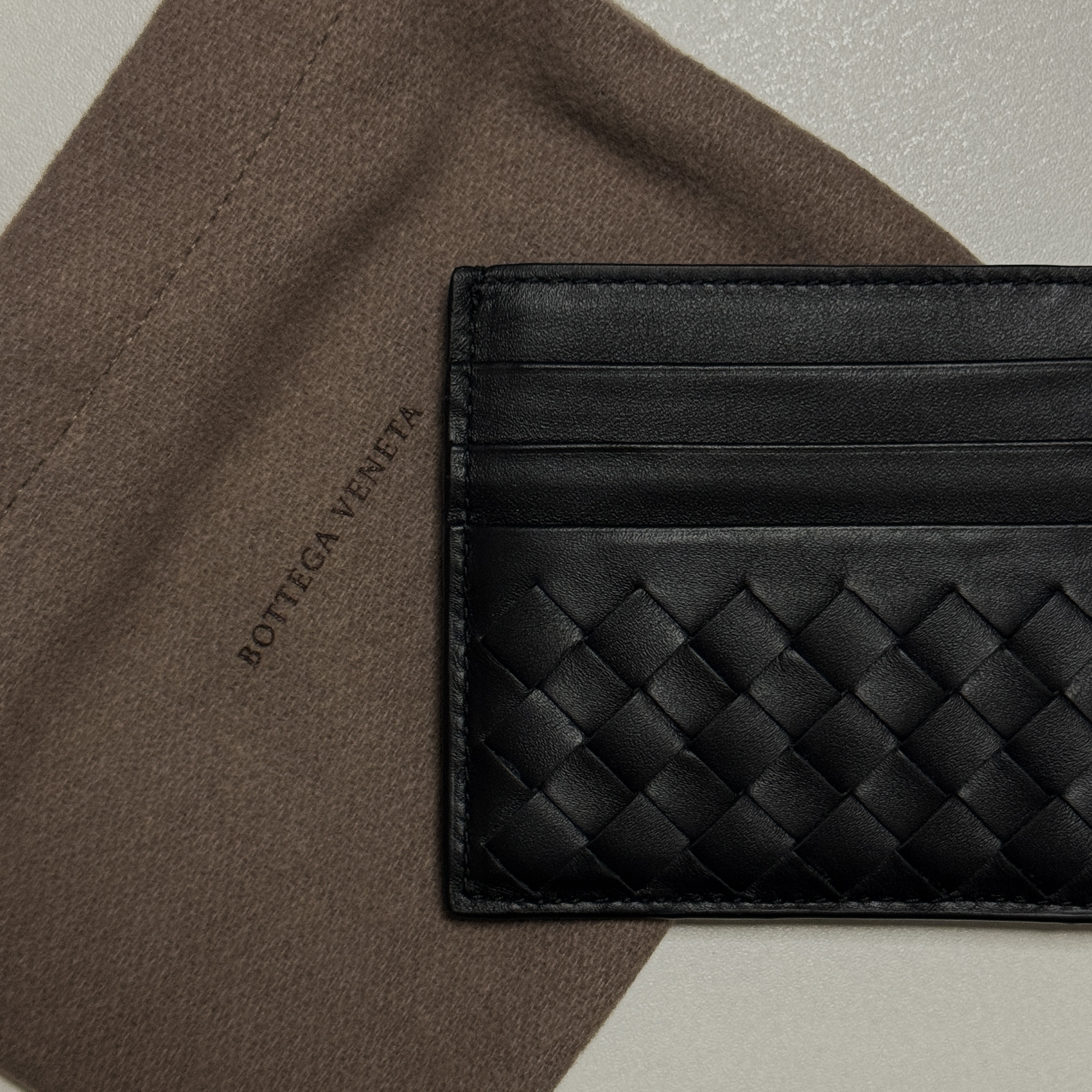 Bottega Veneta Credit Card Case Black 착용 스타일