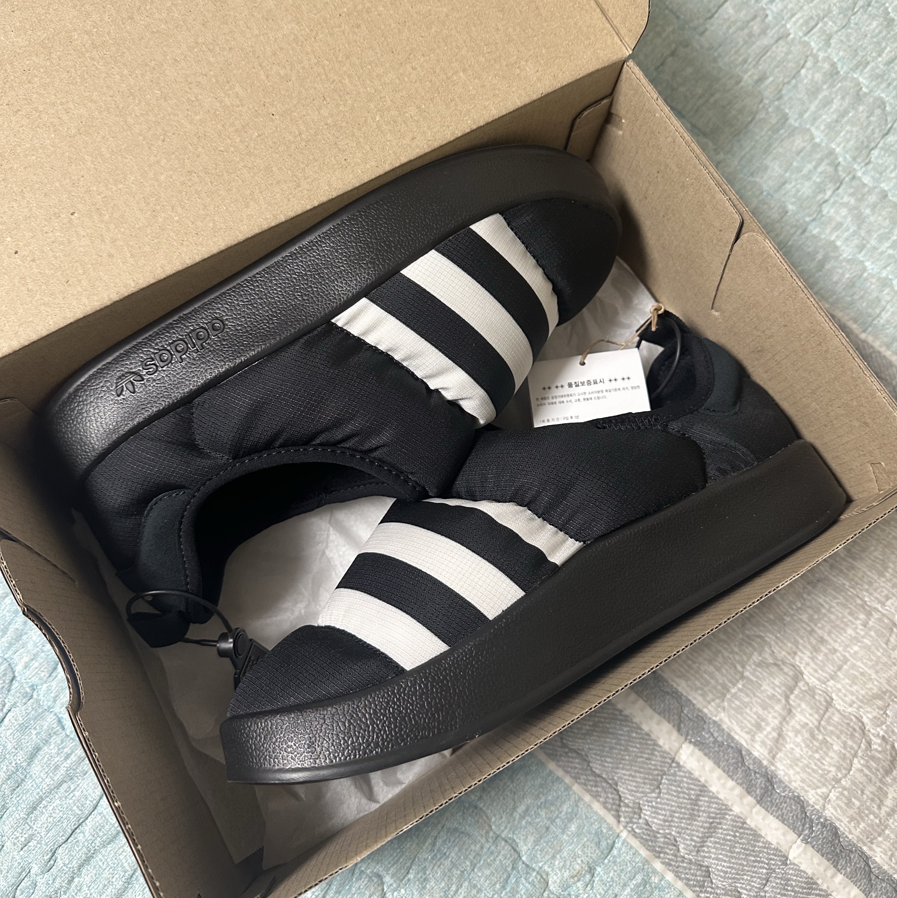 Adidas Puffylette Core Black 착용 스타일