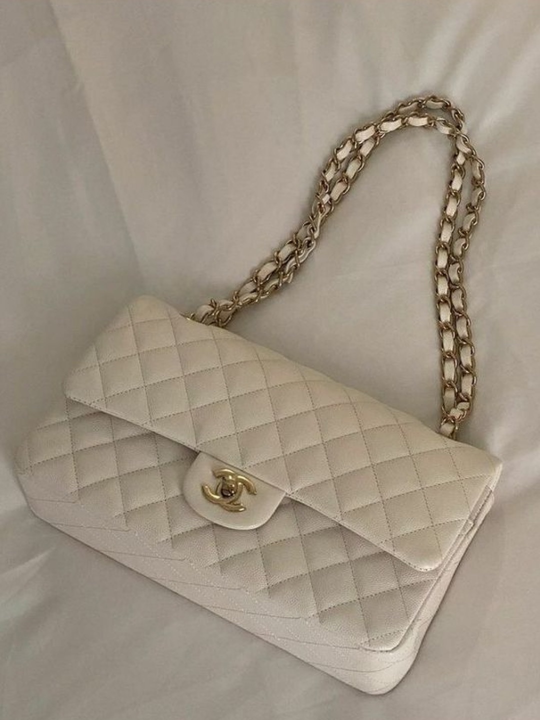 Chanel Medium Classic Handbag Grained Calfskin & Gold White, Chanel Flap Bag with Top Handle Grained Calfskin & Gold White 착용 스타일 - 2