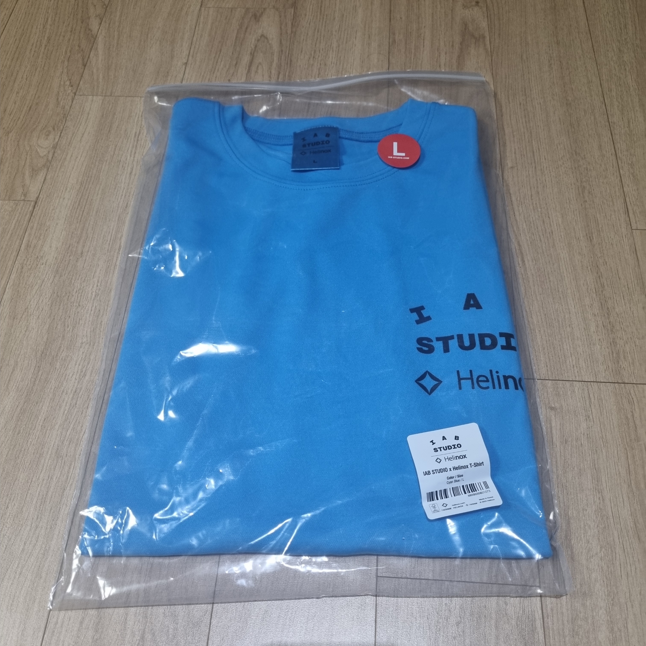 IAB Studio x Helinox T-Shirt Cyan Blue 착용 스타일