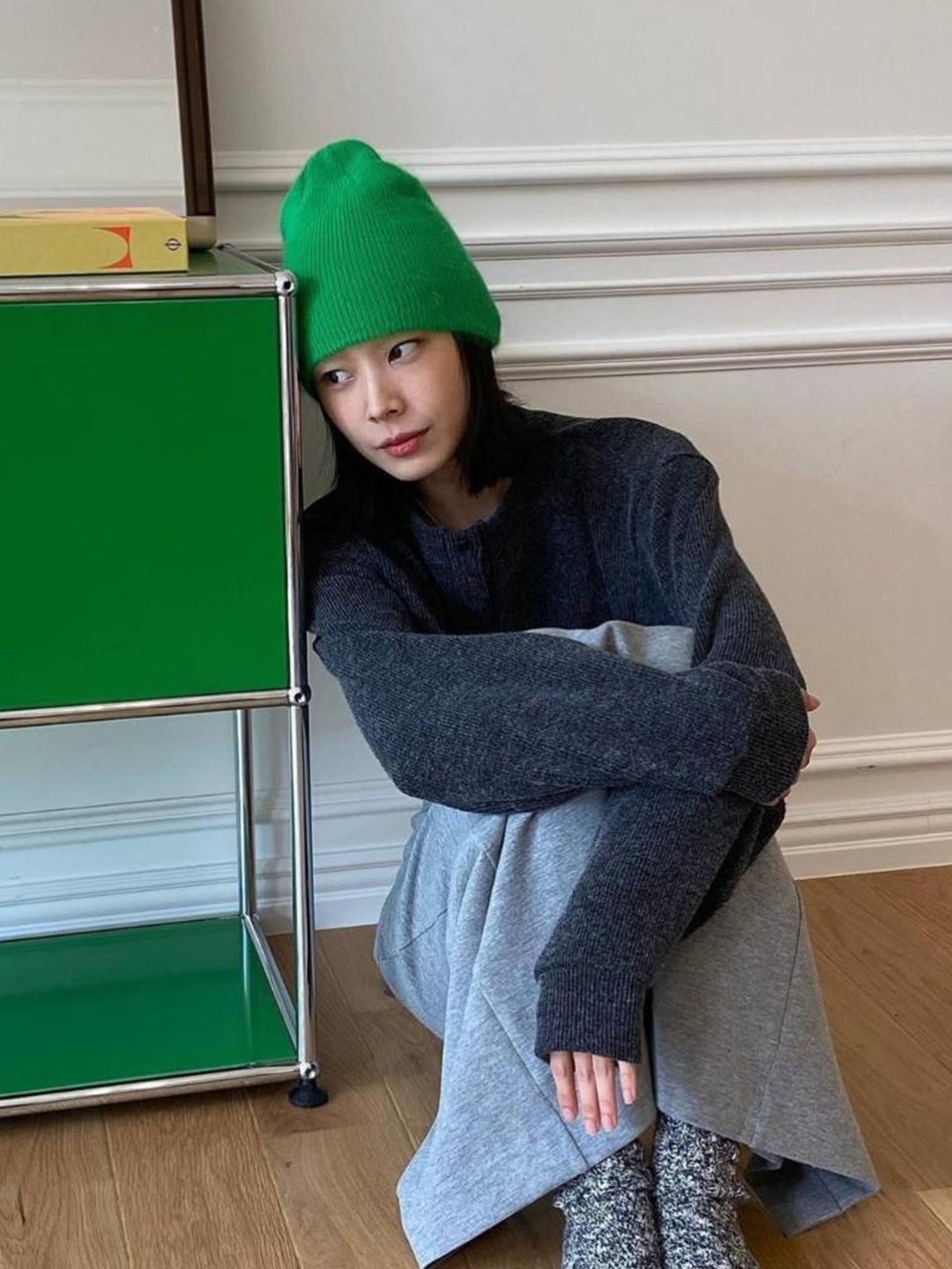 Ganni Oversized Wool Beanie Kalamata, Ader Error Sig; TRS Tag Beanie 01 Z-Blue 착용 스타일 - 4