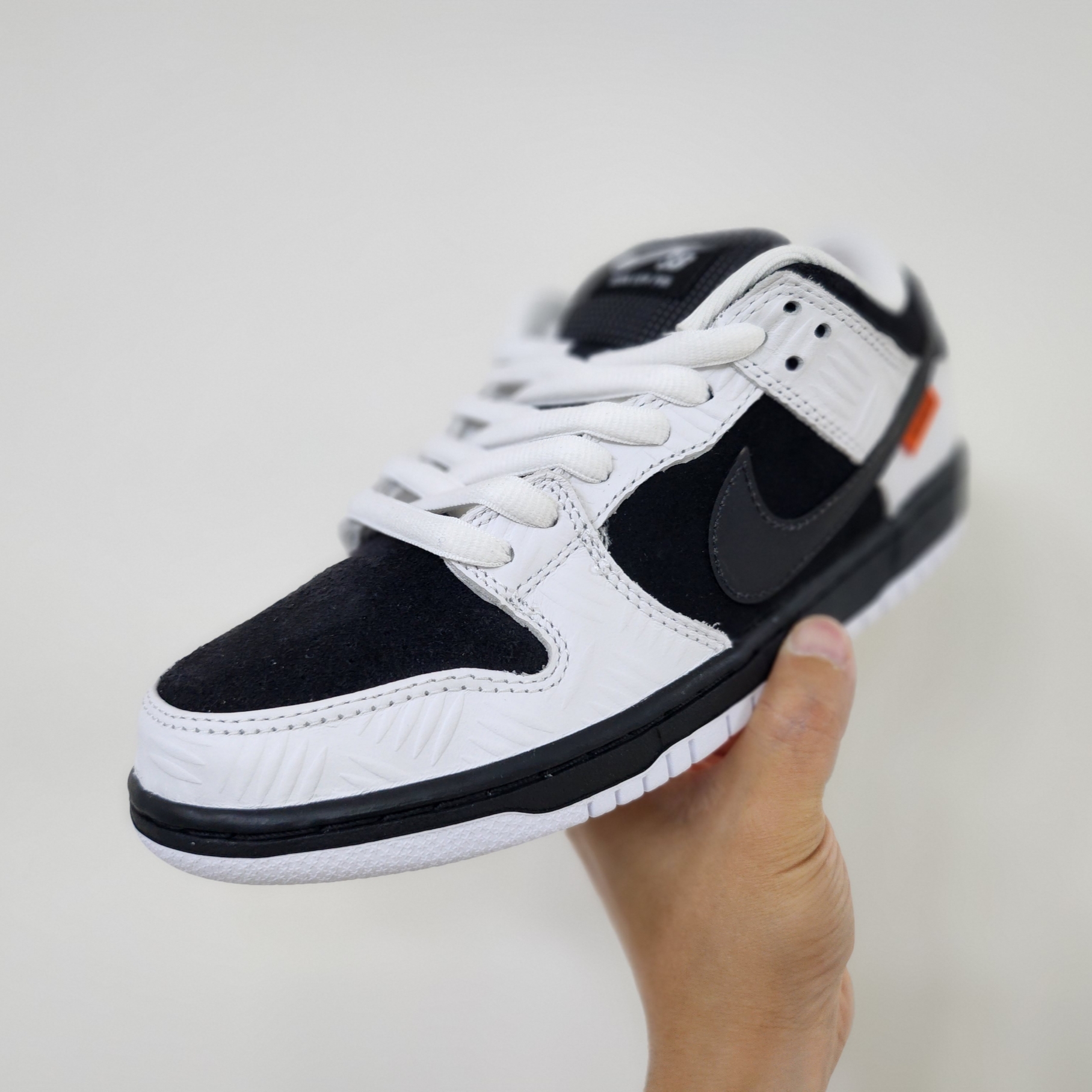 Nike x Tightbooth SB Dunk Low Pro Black and White 착용 스타일 - 1