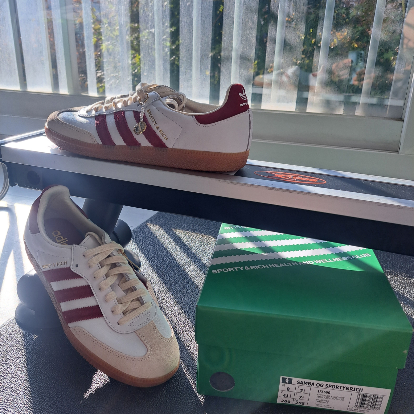 Adidas x Sporty & Rich Samba OG Cloud White Collegiate Burgundy 착용 스타일 - 2