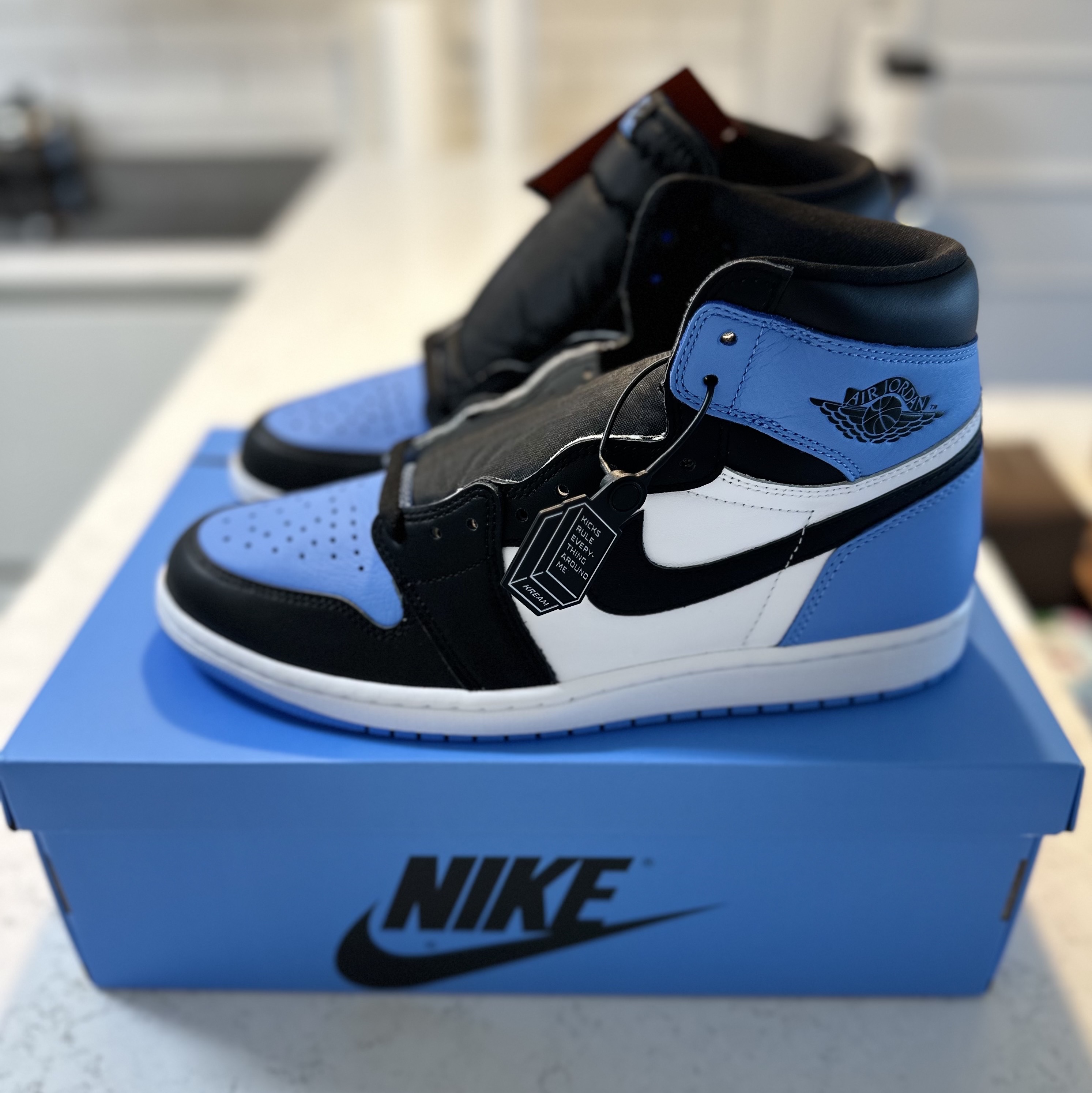 Jordan 1 Retro High OG University Blue 착용 스타일 - 4