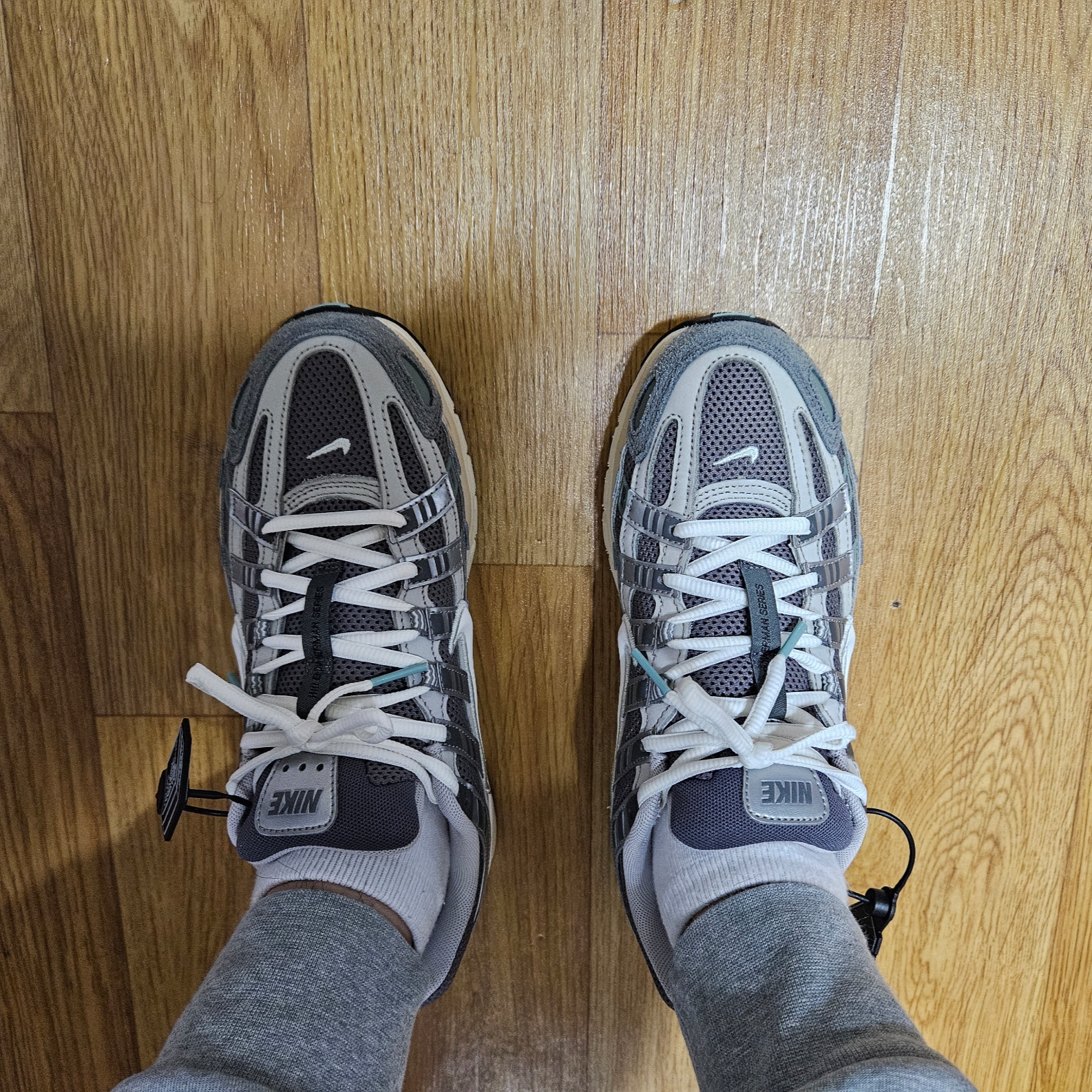 Nike P-6000 Flat Pewter Light Iron Ore 착용 스타일 - 2