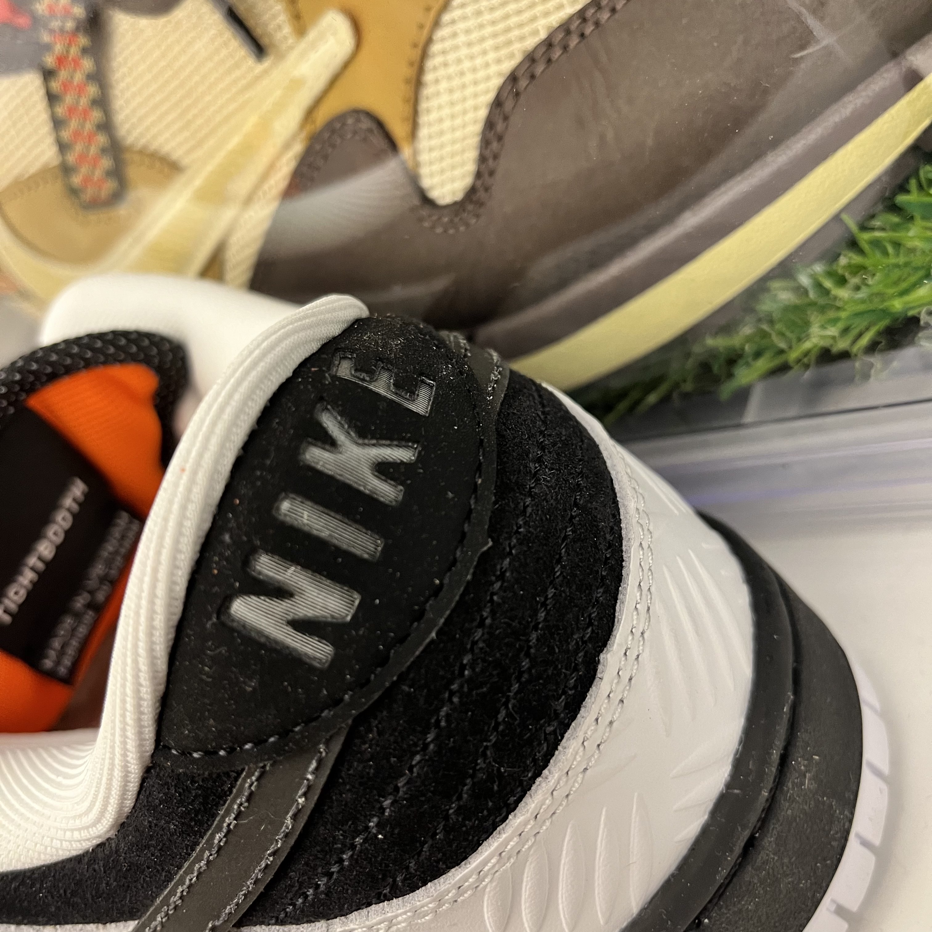 Nike x Tightbooth SB Dunk Low Pro Black and White 착용 스타일 - 2