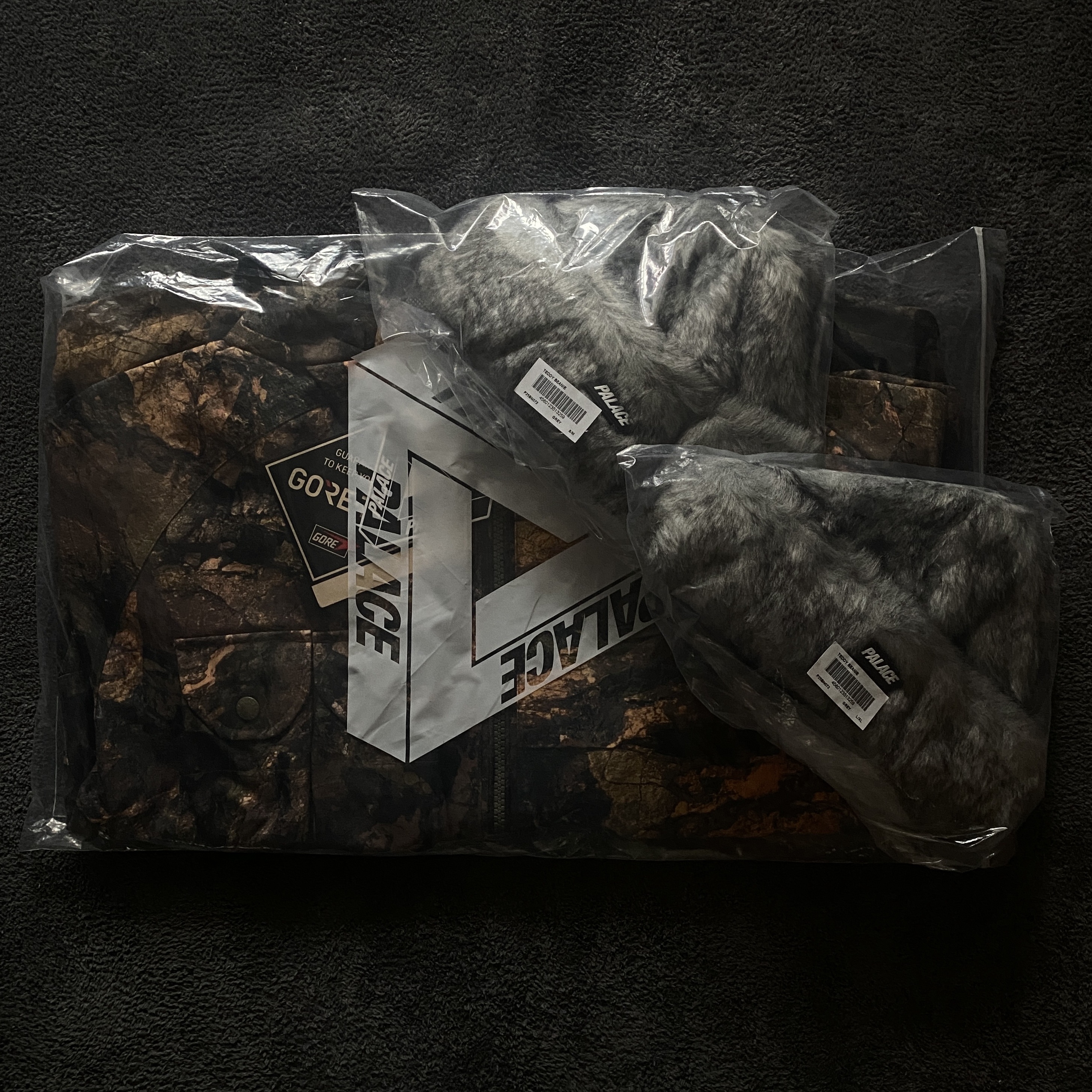 Palace Gore-Tex Cotton RS Jacket Rockscape - 23FW, Palace Teddy Beanie Grey - 23FW 착용 스타일 - 1