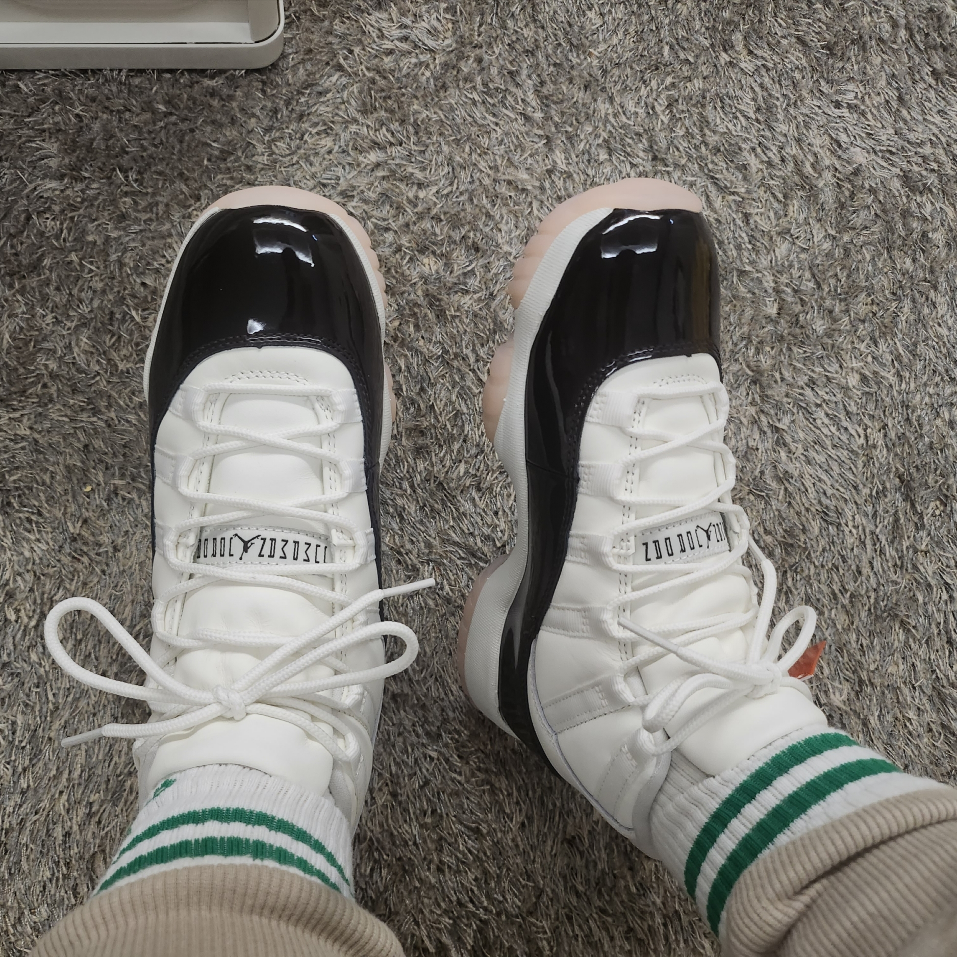 (W) Jordan 11 Retro Neapolitan 착용 스타일 - 3