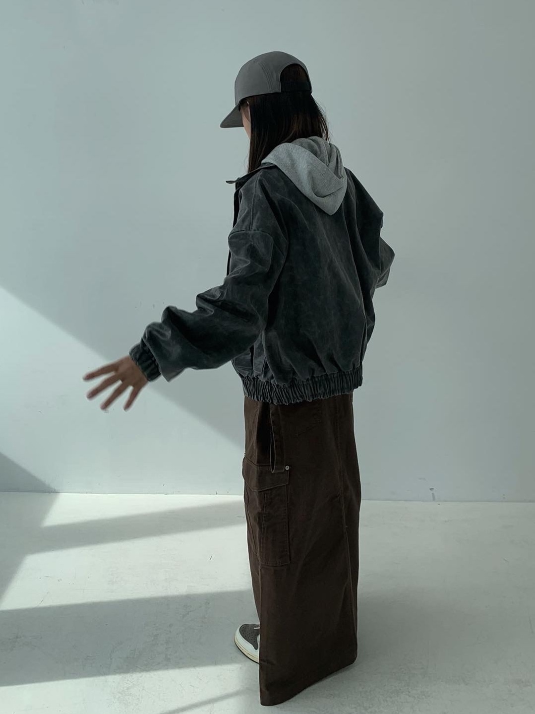 Jordan 1 x Travis Scott Retro Low OG SP Sail and Ridgerock, Arc'teryx Calidum 5 Panel Cap Forage 착용 스타일 - 2