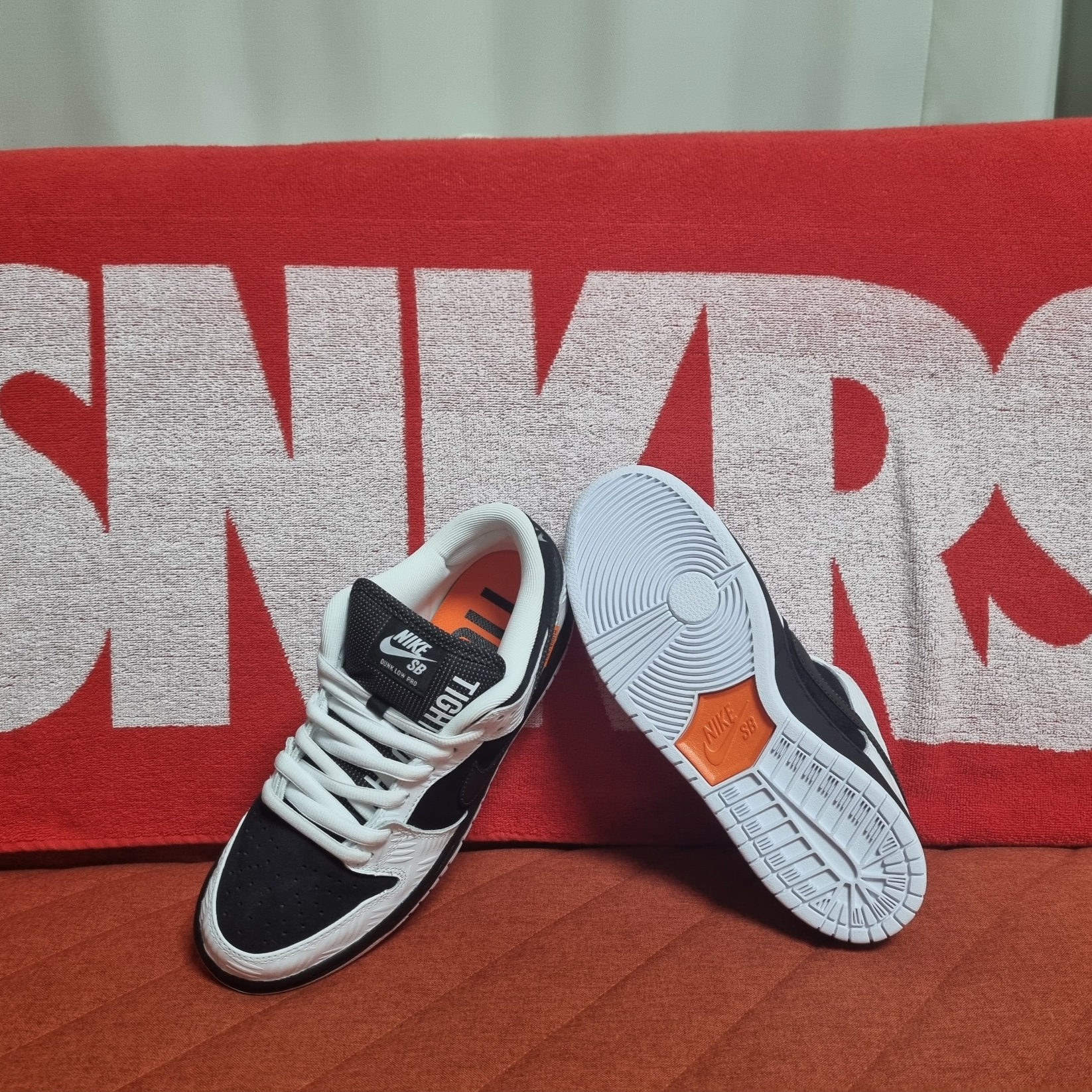 Nike x Tightbooth SB Dunk Low Pro Black and White 착용 스타일 - 2