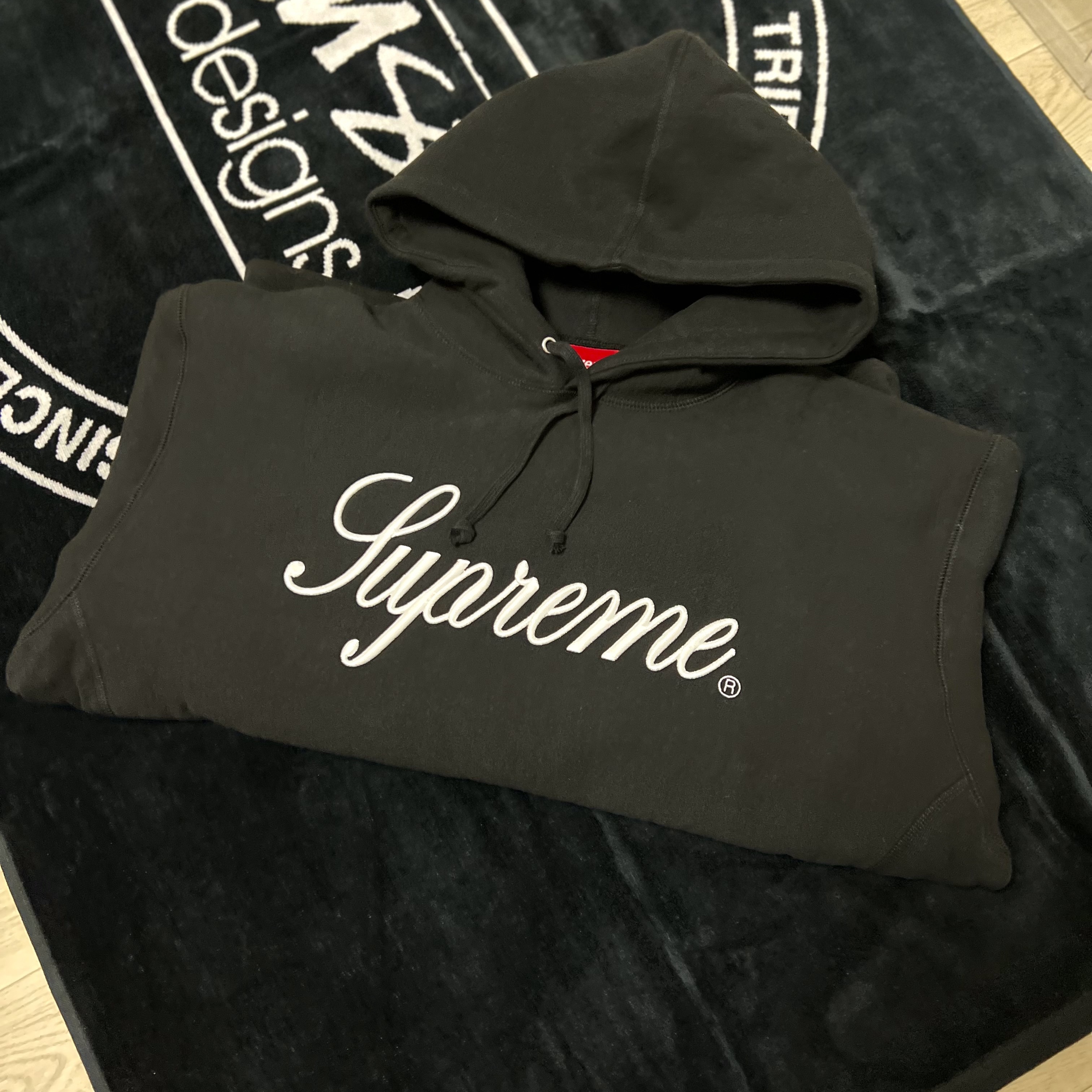 Supreme Satin Applique Hooded Sweatshirt Washed Navy - 23FW, Supreme Raised Script Hooded Sweatshirt Black - 23FW 착용 스타일 - 2