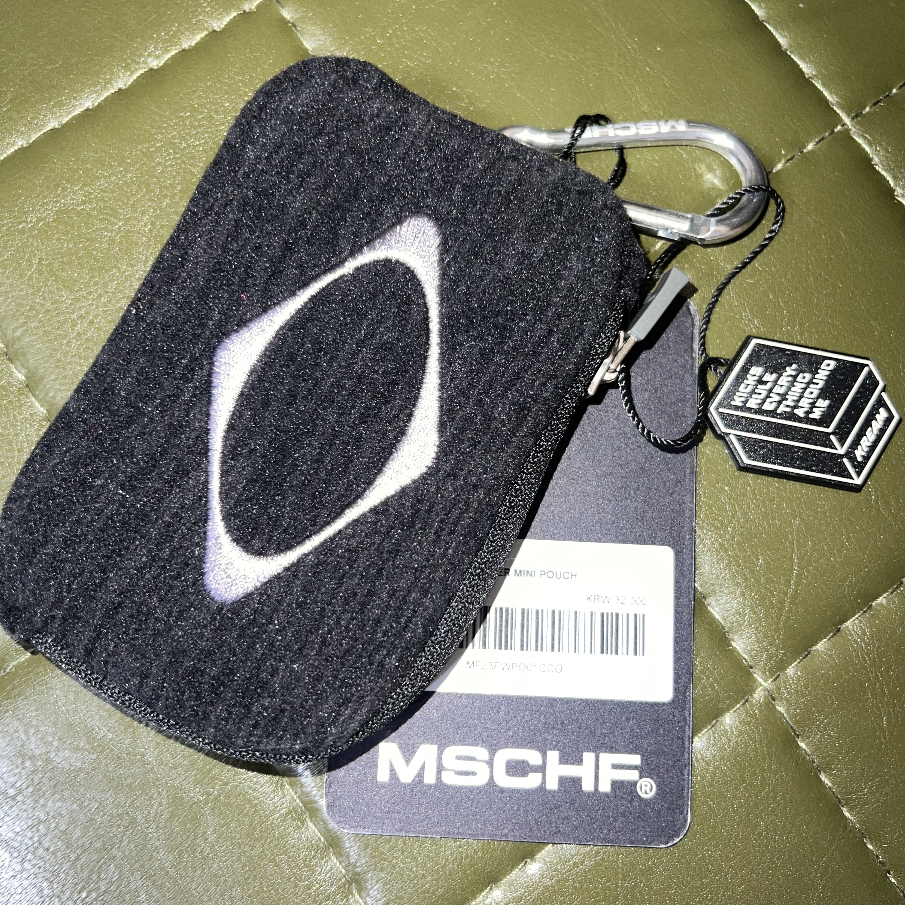 Mischief Rhombus Carabiner Mini Pouch Charcoal 착용 스타일