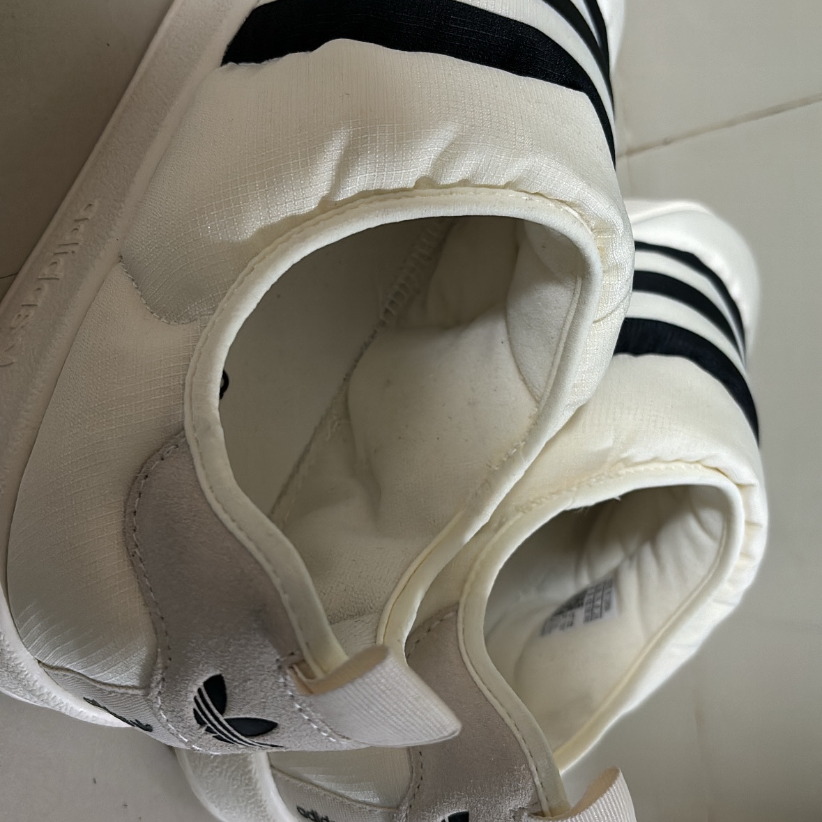 Adidas Puffylette Off White 착용 스타일 - 2