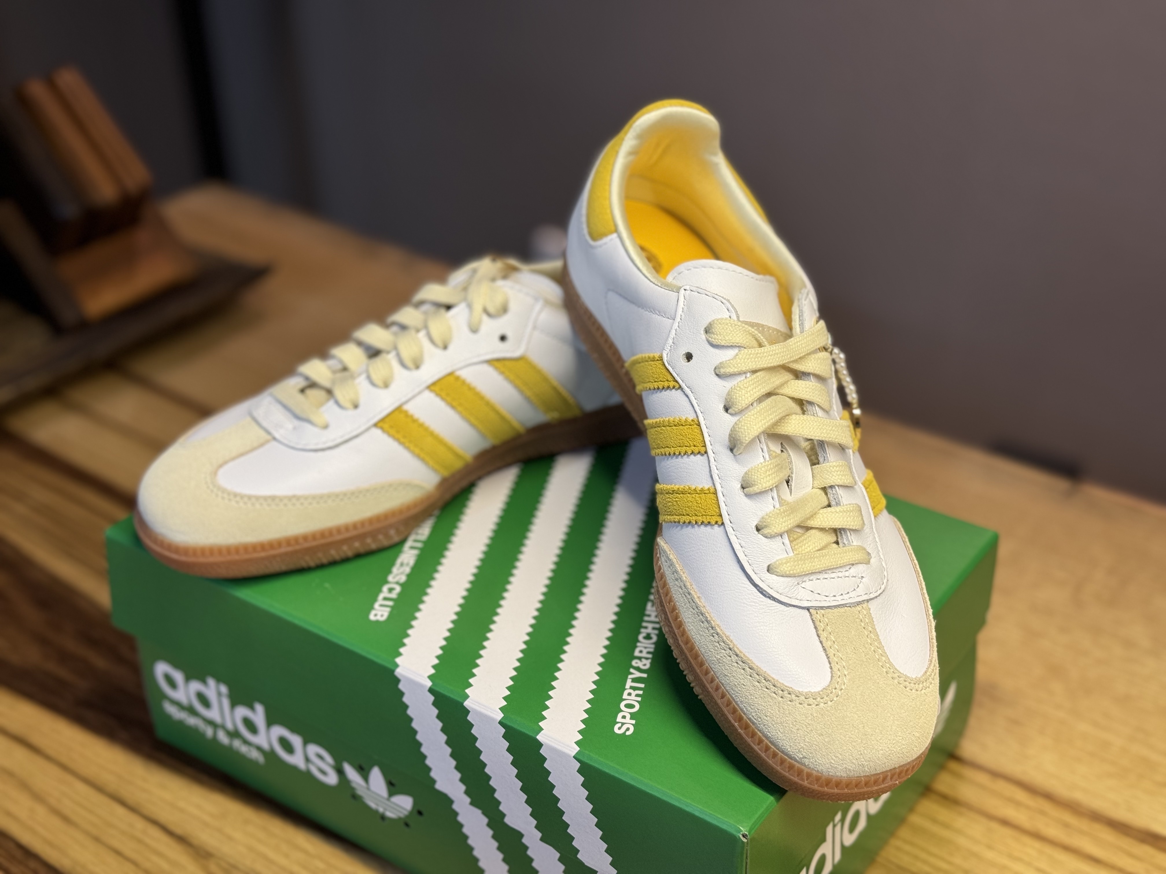 Adidas x Sporty & Rich Samba OG Cloud White Bold Gold 착용 스타일 - 1