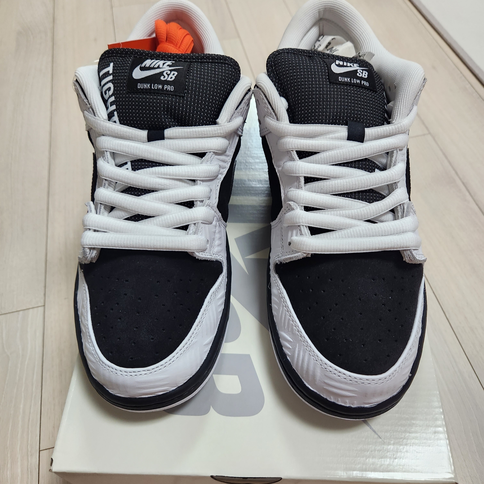 Nike x Tightbooth SB Dunk Low Pro Black and White 착용 스타일 - 4