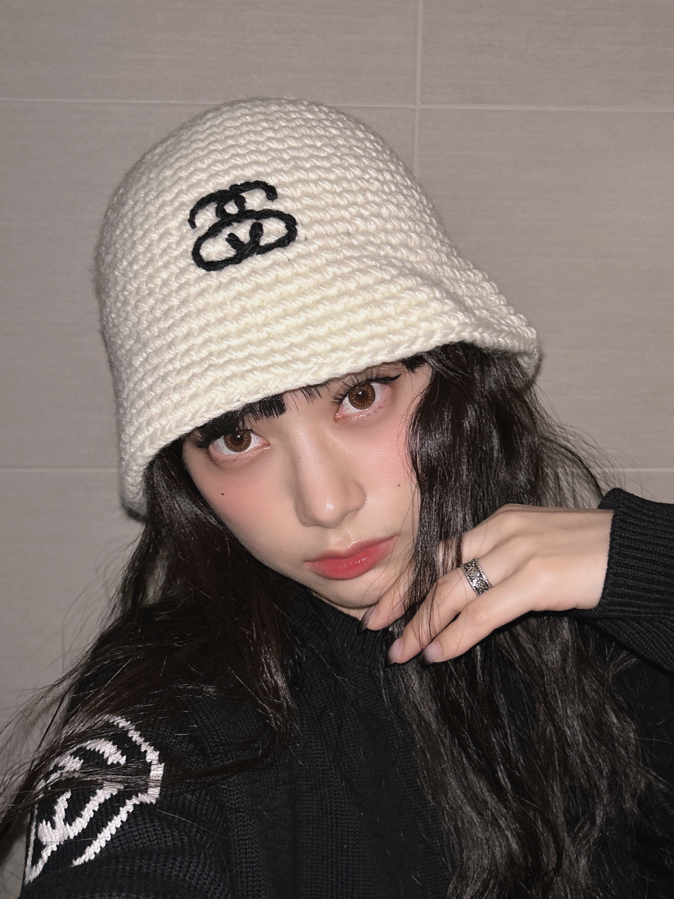 Stussy SS Link Knit Bucket Hat Bone 착용 스타일