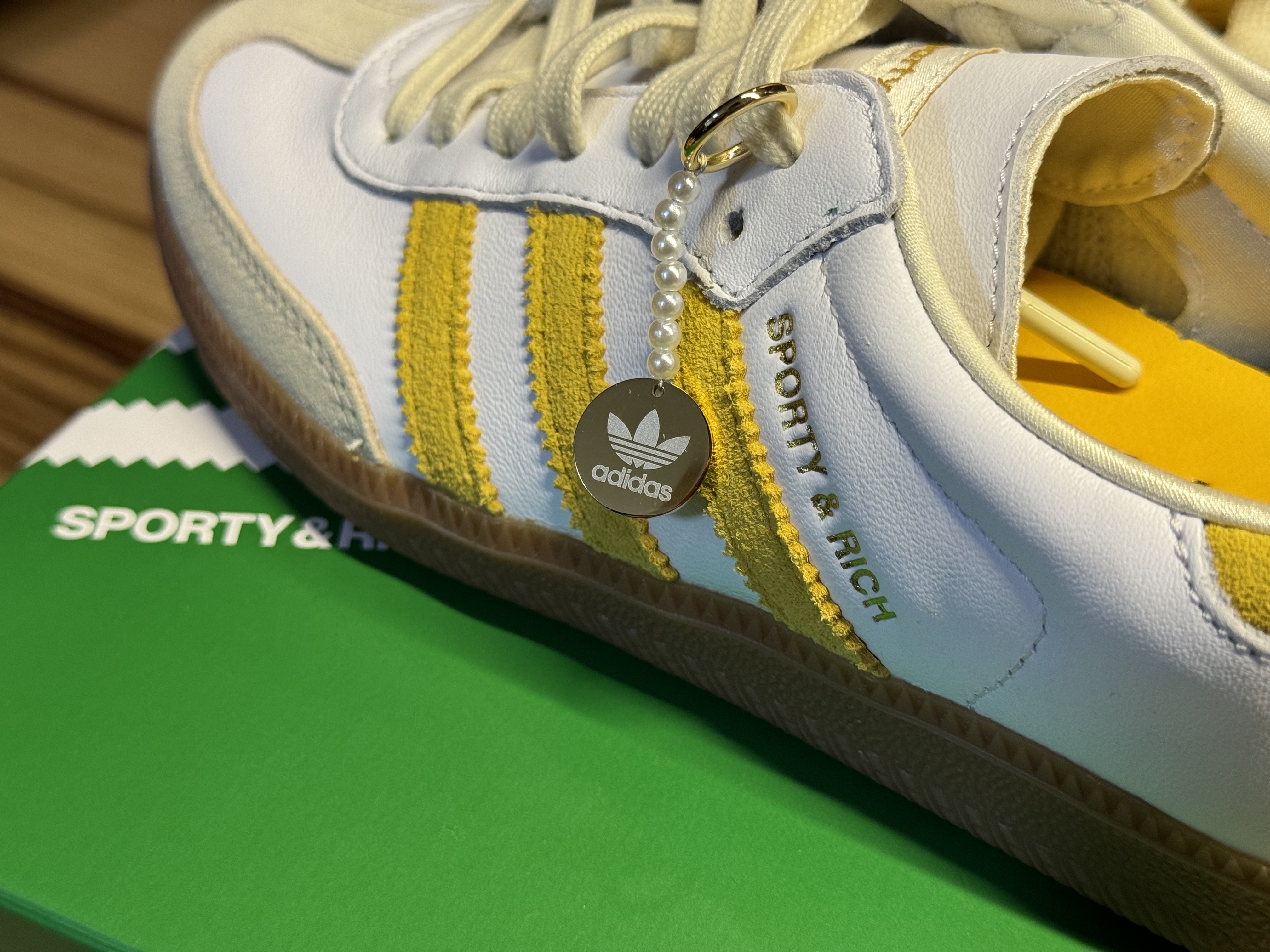 Adidas x Sporty & Rich Samba OG Cloud White Bold Gold 착용 스타일 - 2