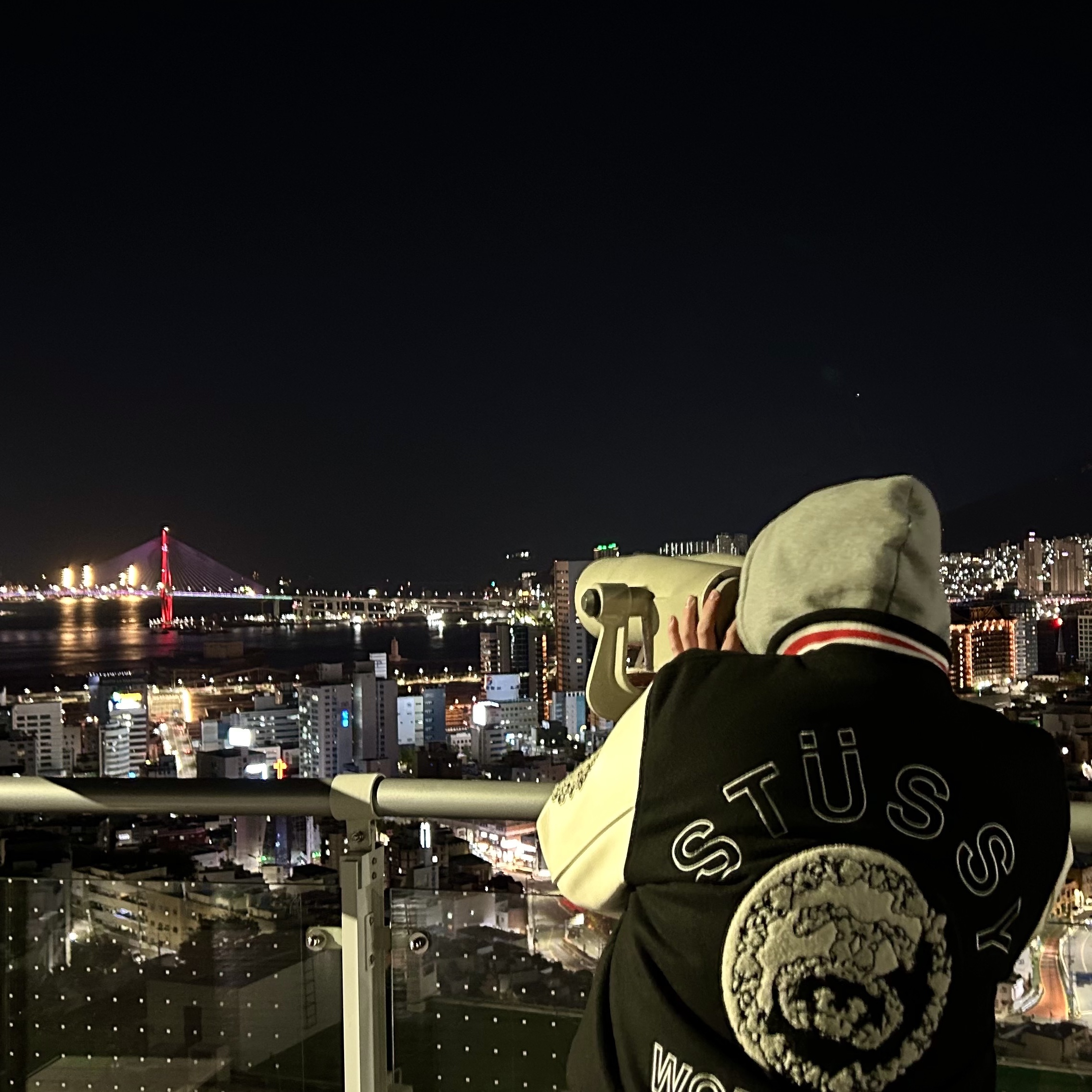 Stussy x Our Legacy x Denim Tears TTL Varsity Jacket Black, Stussy x Off-White 40 WT T-Shirt 착용 스타일 - 4