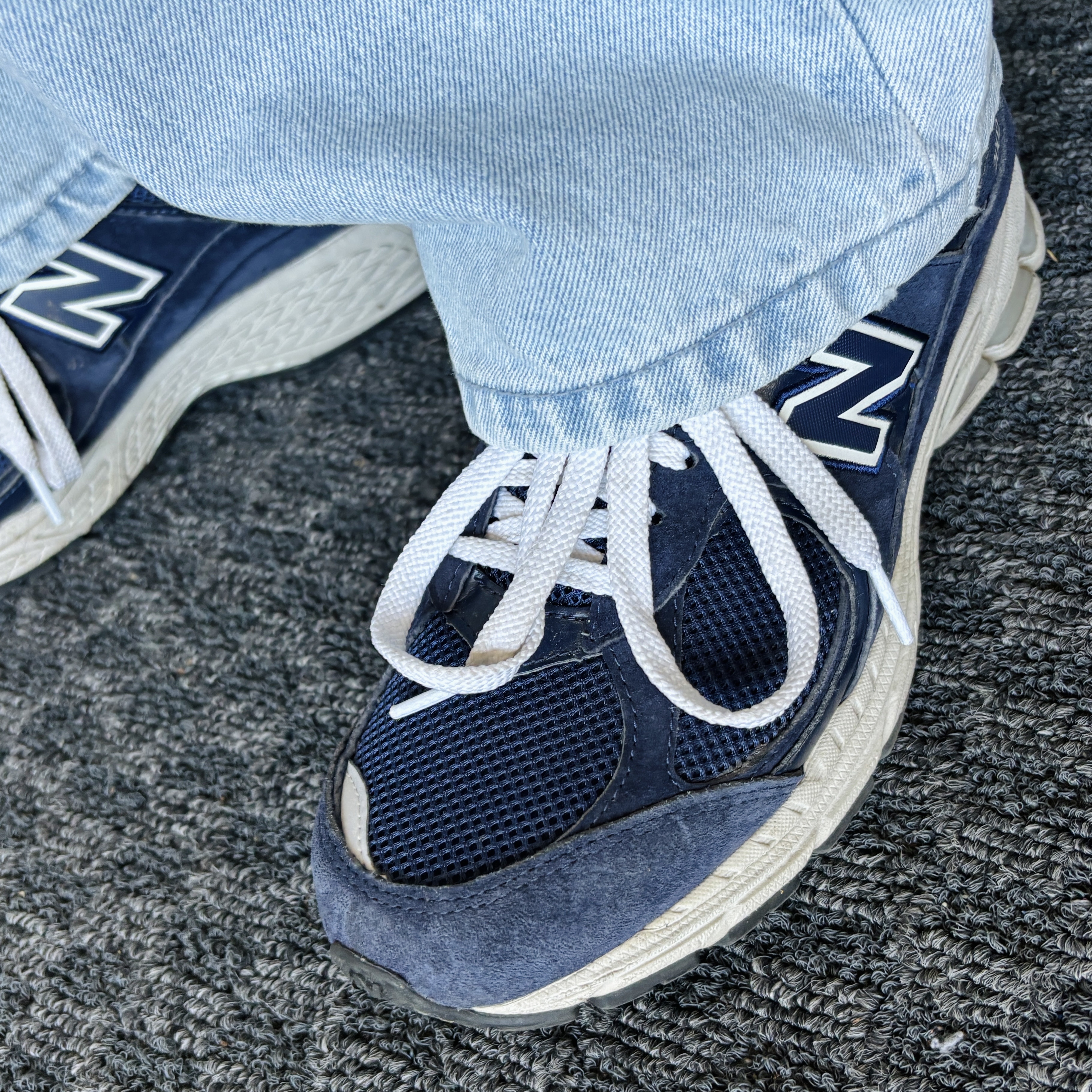 New Balance 2002R Navy 착용 스타일 - 3